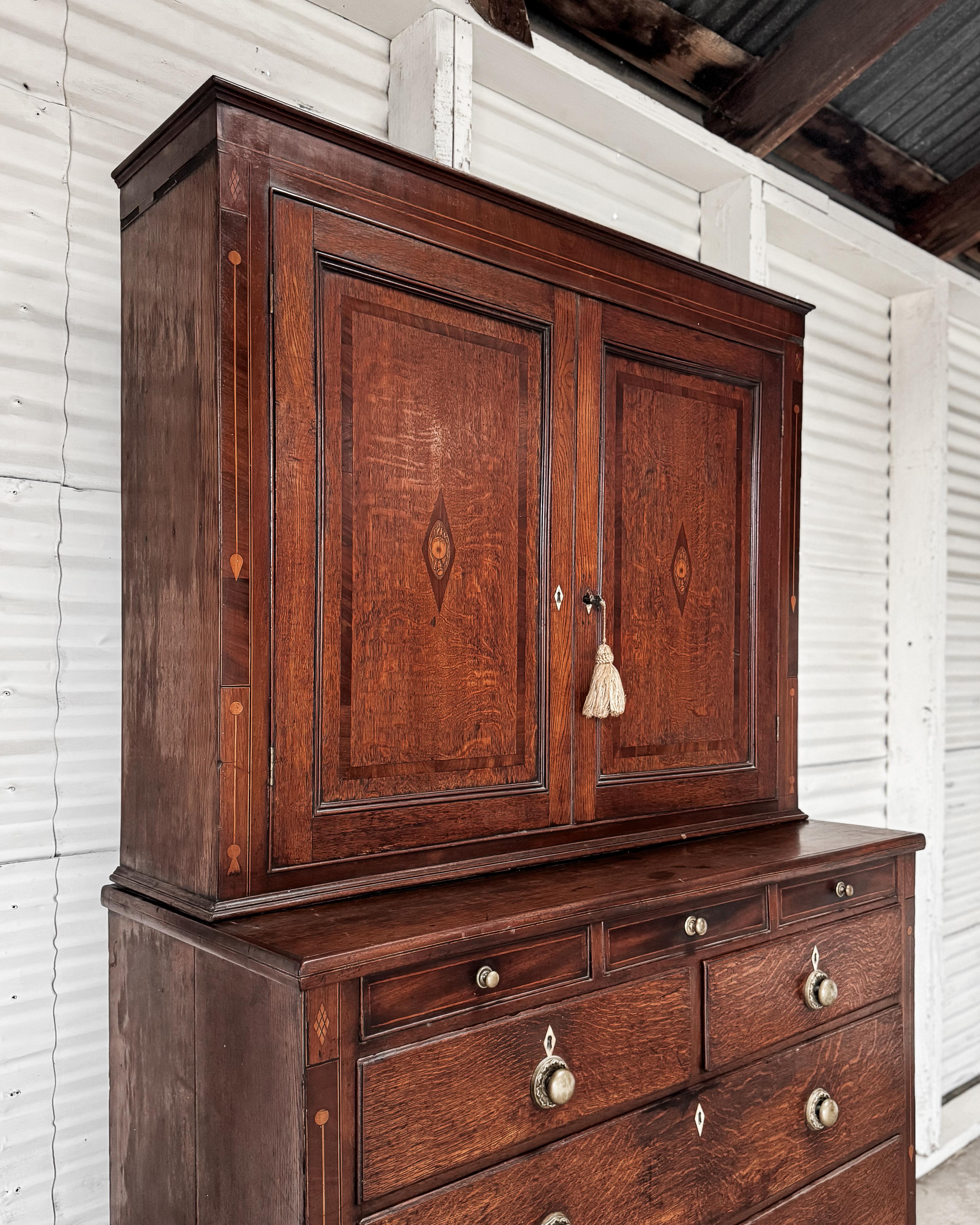 Georgian Mahogany Linen Press In Good Condition In Mckinney, TX