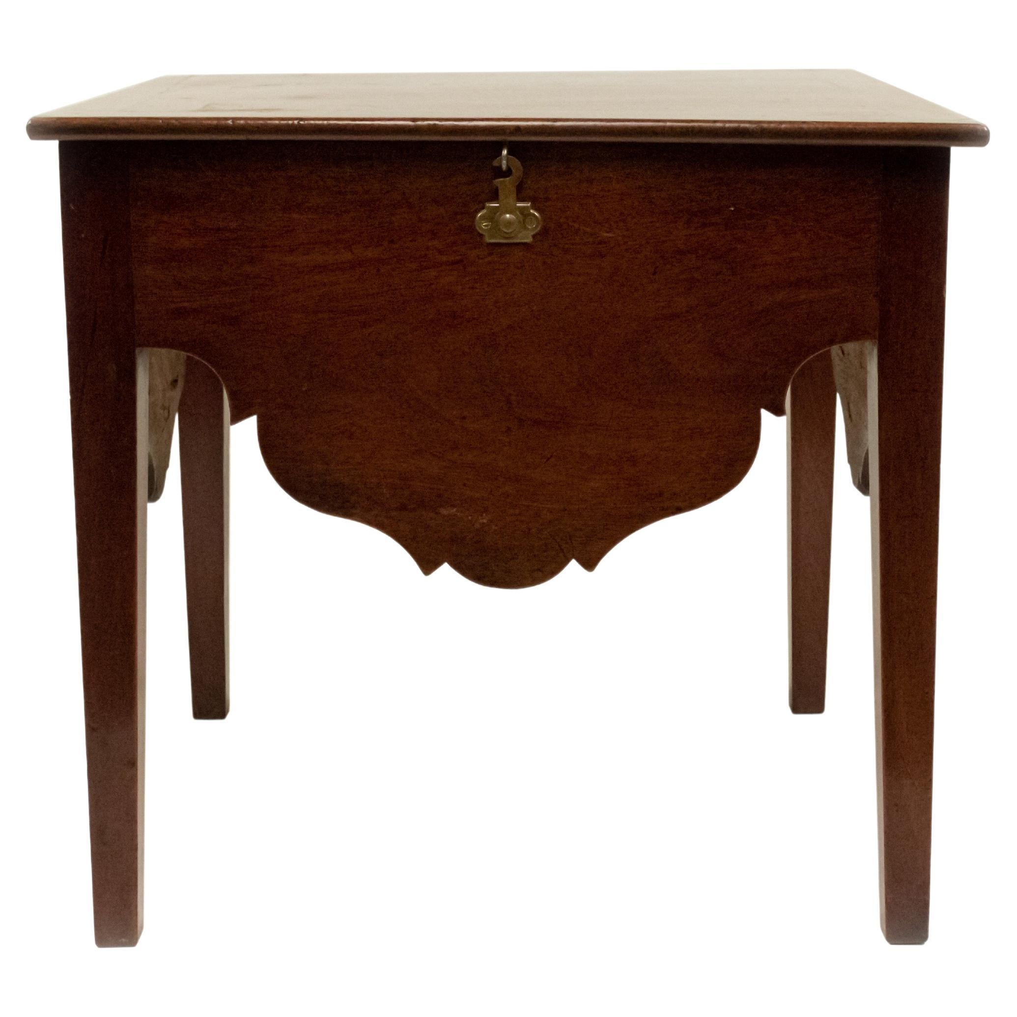 Table basse à plateau relevable en acajou géorgien