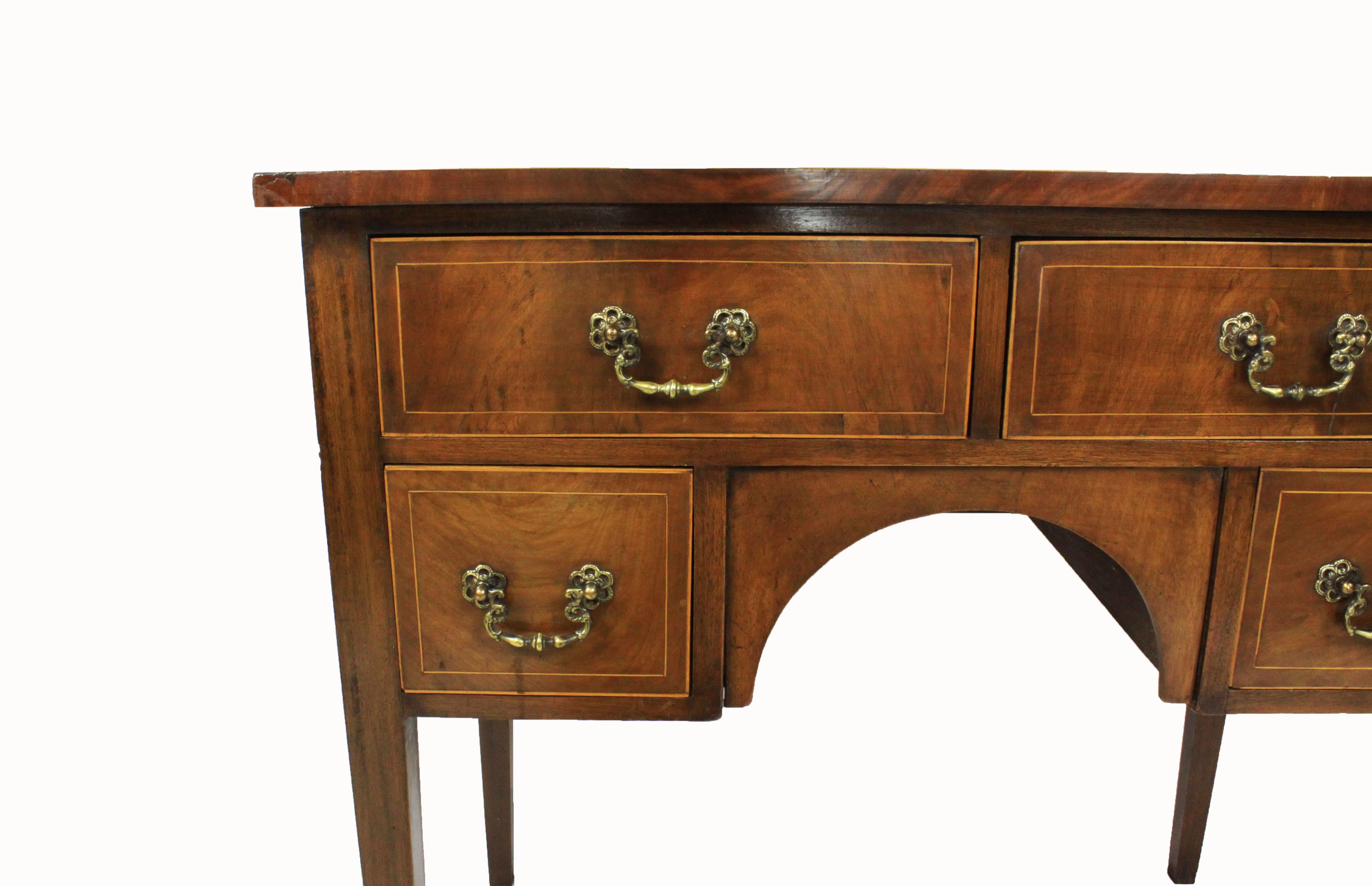 Georgian Mahogany Lowboy In Excellent Condition In Woodbury, CT