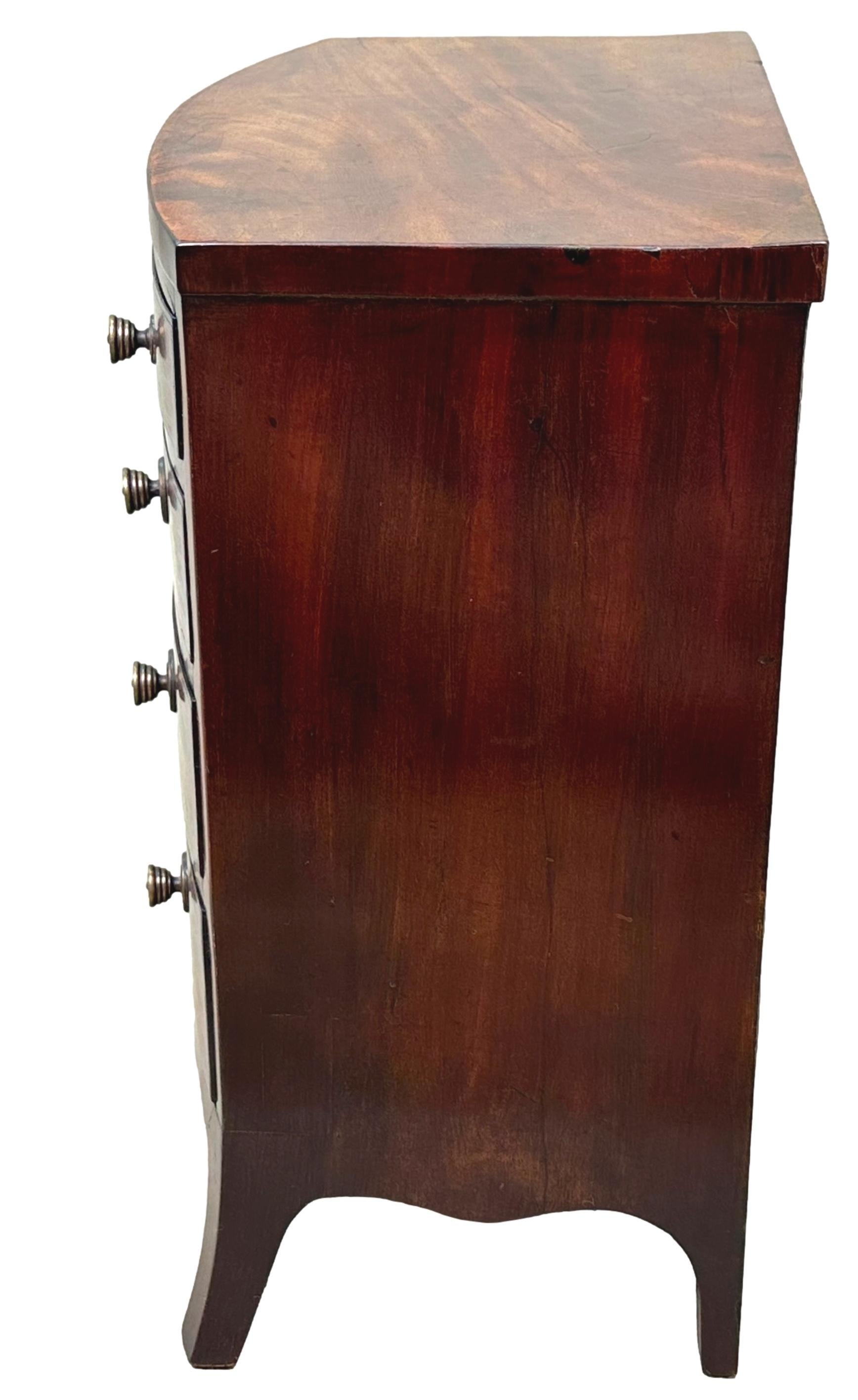 George III Commode miniature en acajou de style géorgien à façade en arc de cercle en vente