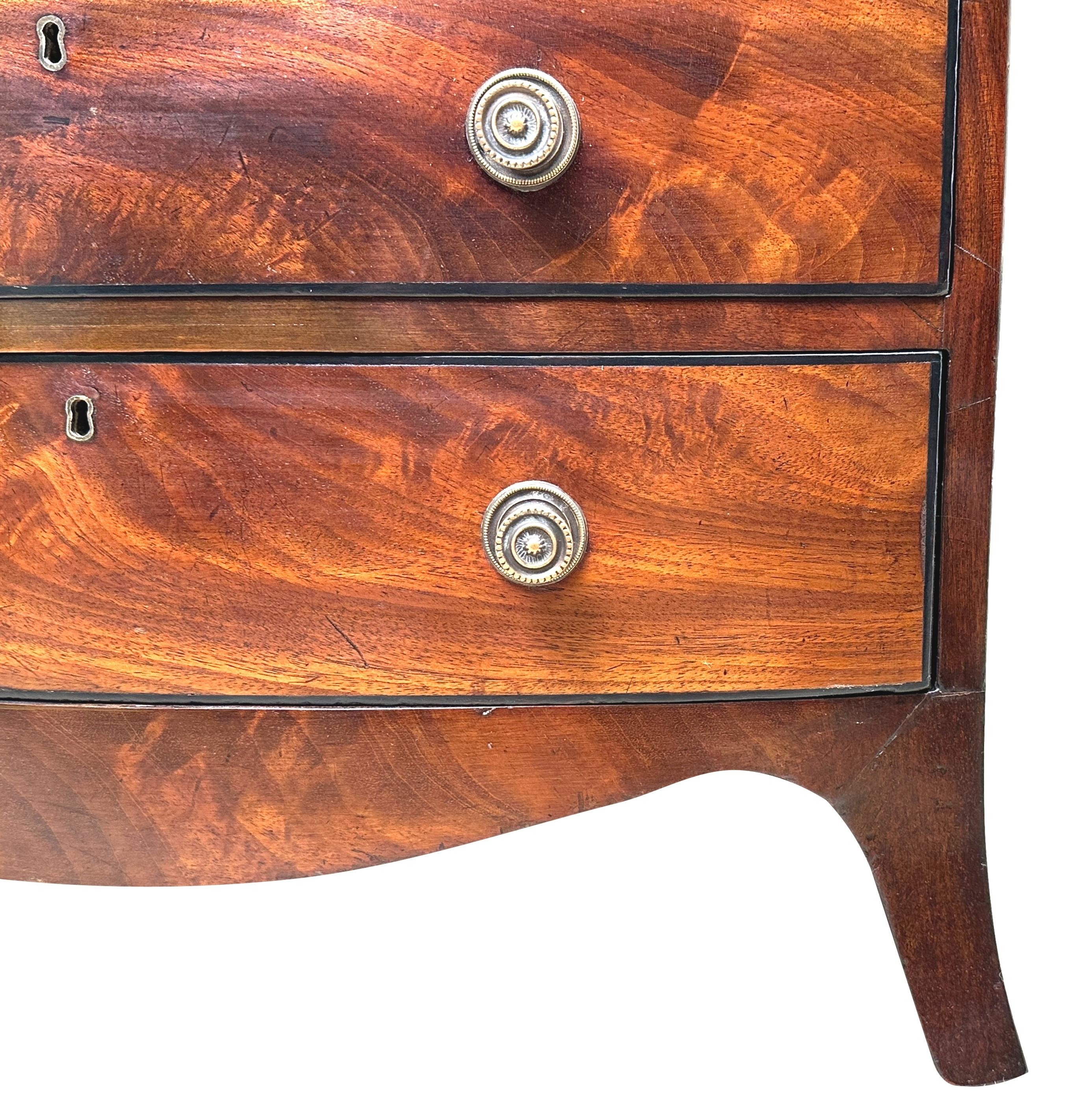 Commode miniature en acajou de style géorgien à façade en arc de cercle Bon état - En vente à Bedfordshire, GB