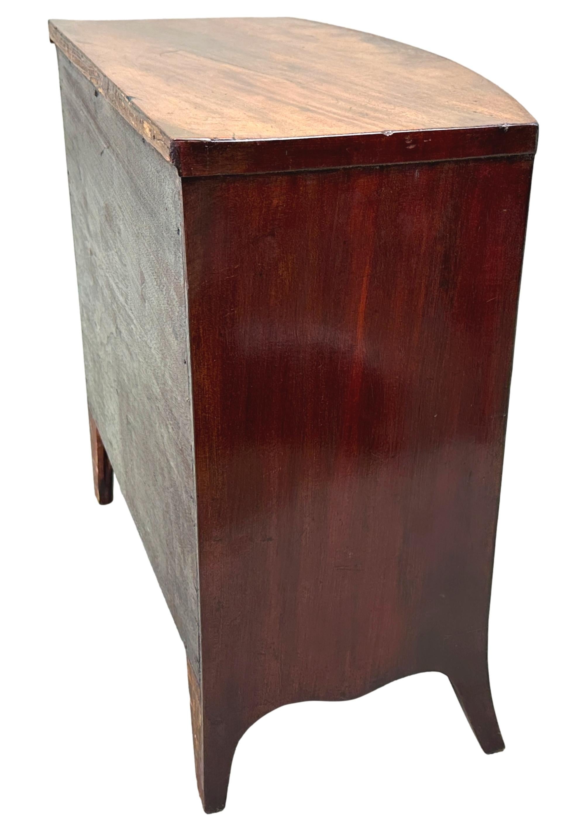 XVIIIe siècle Commode miniature en acajou de style géorgien à façade en arc de cercle en vente