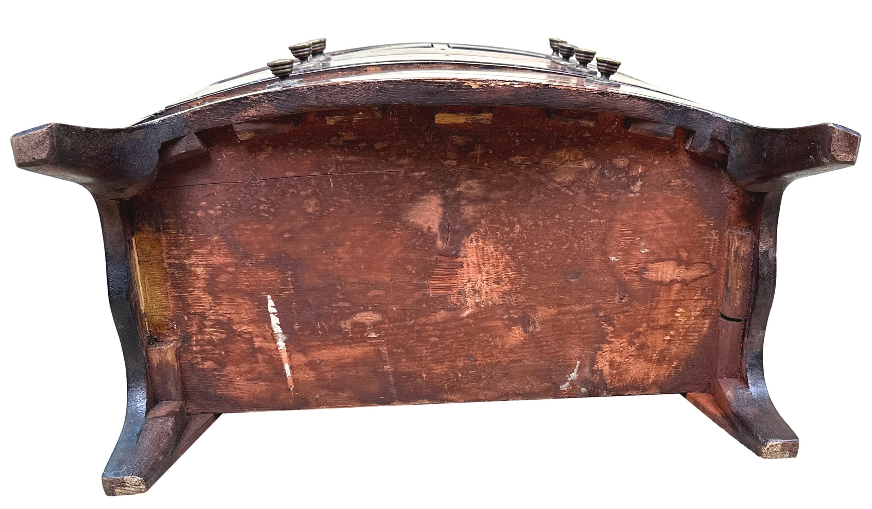 Commode miniature en acajou de style géorgien à façade en arc de cercle en vente 1