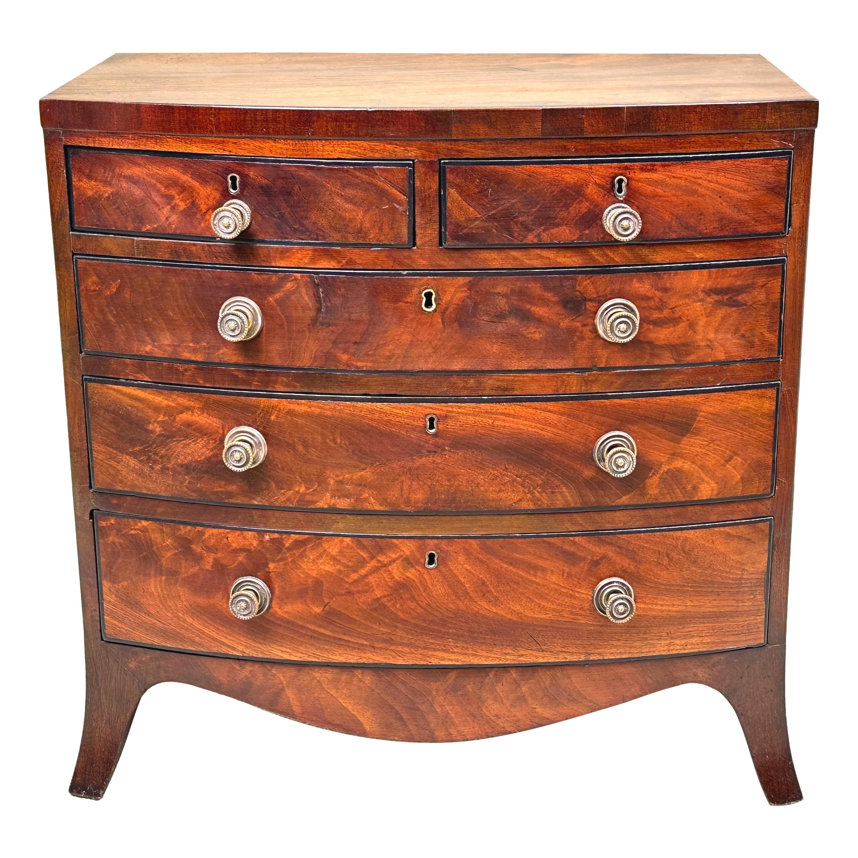 Commode miniature en acajou de style géorgien à façade en arc de cercle en vente 2