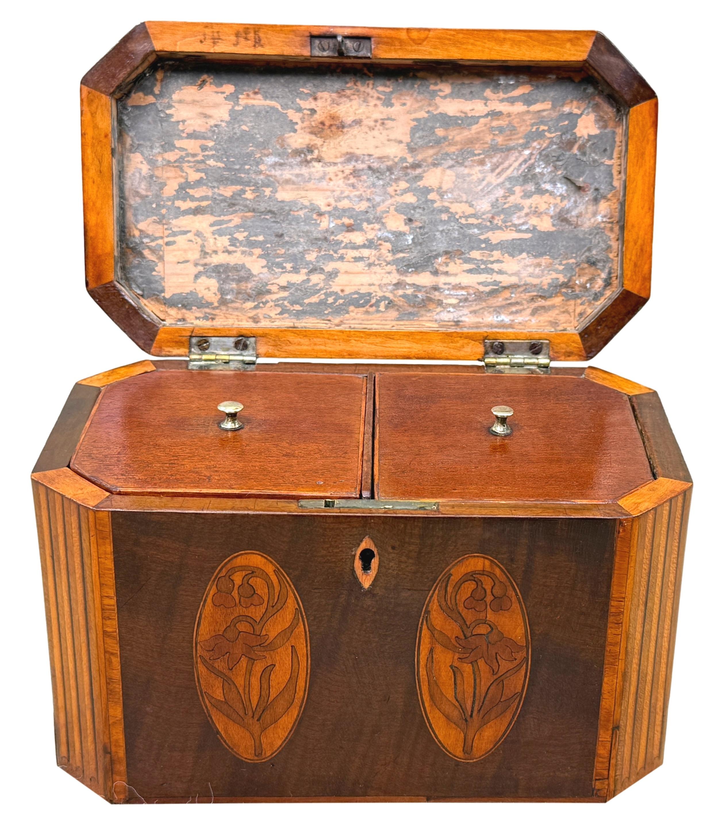 Eine sehr gute Qualität und attraktive George III Periode, spätes 18. Jahrhundert Mahagoni achteckige Teedose, mit Blumendekoration zu ovalen eingelegten Platten, flankiert von Streichholz geriffelte Wirkung eingelegten kantigen Ecken. 

Dieser