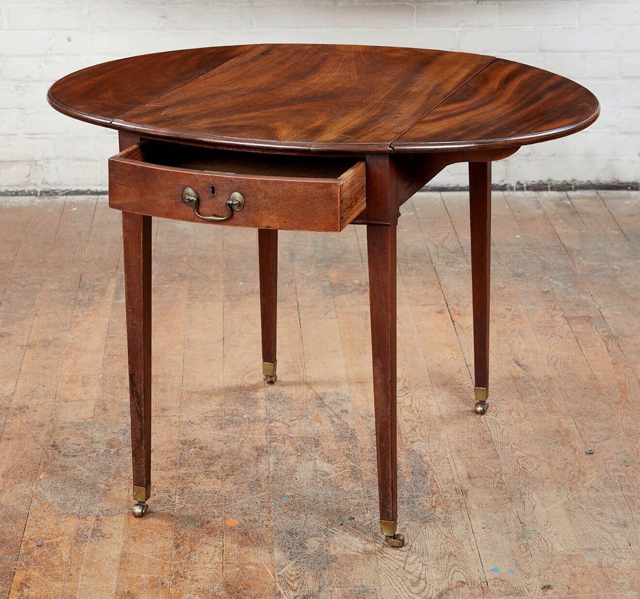 Georgian Mahogany Oval Pembroke Table In Good Condition For Sale In Greenwich, CT