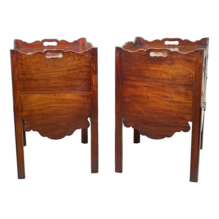 Mahogany Pair of Night Tables For Sale at 1stDibs