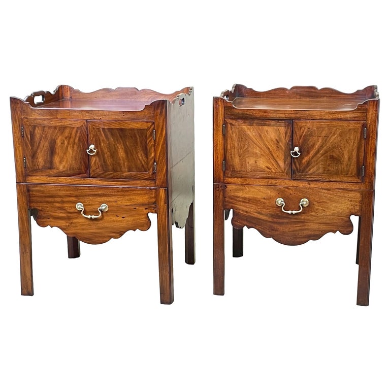 Mahogany Pair of Night Tables For Sale at 1stDibs