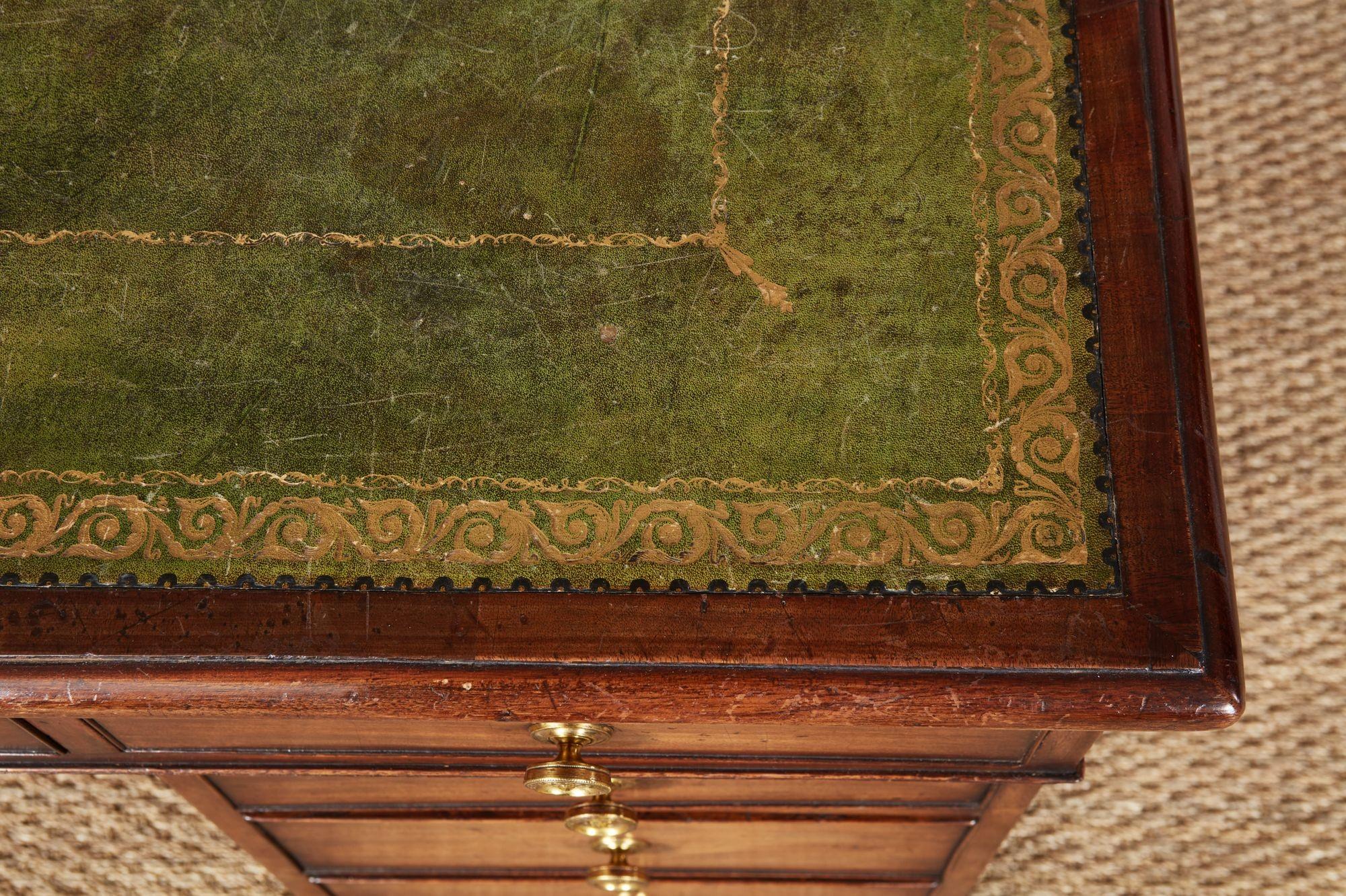 Scrivania georgiana in mogano in vendita 9