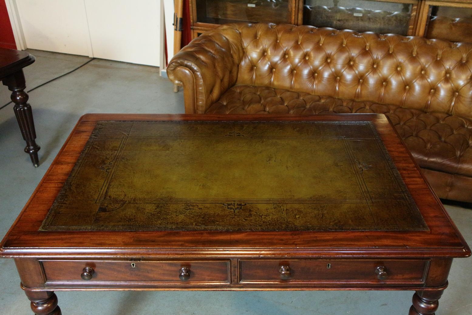 Beautiful antique mahogany writing table with 2 drawers on both sides. Beautiful green inlaid leather with blind profiling. Entirely in perfect condition.
Origin: England
Period: circa 1820 (Georgian)
Size: 136 cm x 92 cm x 75 cm (legroom 58 cm).