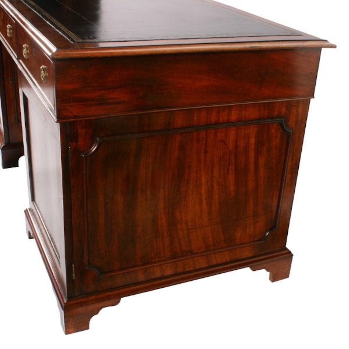 Acajou Bureau à piédestal en acajou de style géorgien, 18ème siècle en vente