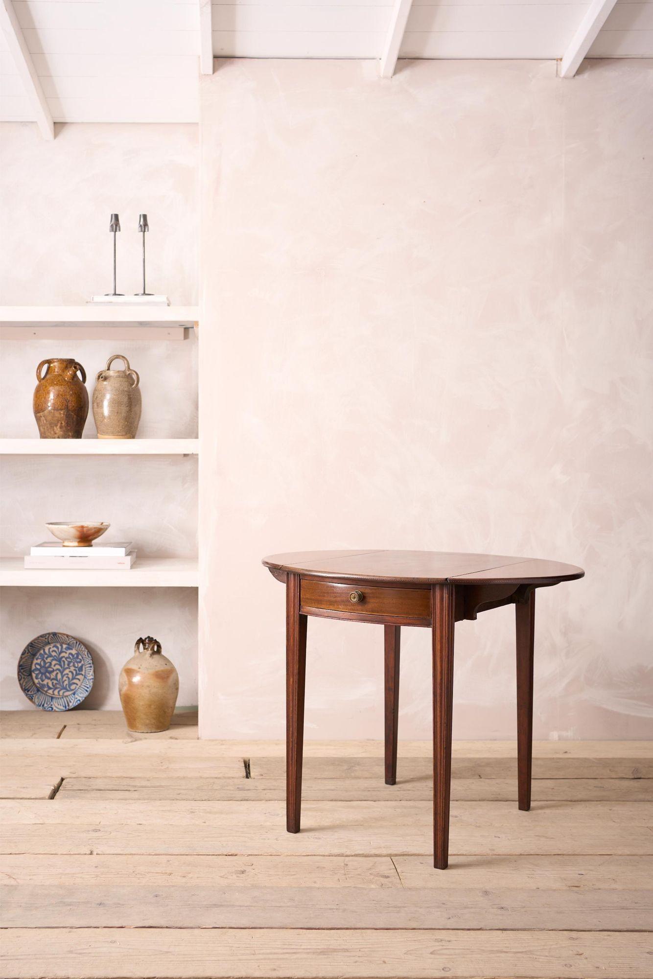 Dies ist eine hervorragende Qualität sehr elegant Georgian Pembroke Tisch. Massives Mahagoni und wunderschönes Design. Die Seiten lassen sich leicht zusammenfalten und sind ebenfalls leicht aufzustellen. Sauberer Gesamtzustand mit einer attraktiven