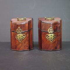 Petites boîtes à couteaux géorgiennes en acajou avec crête armoriée