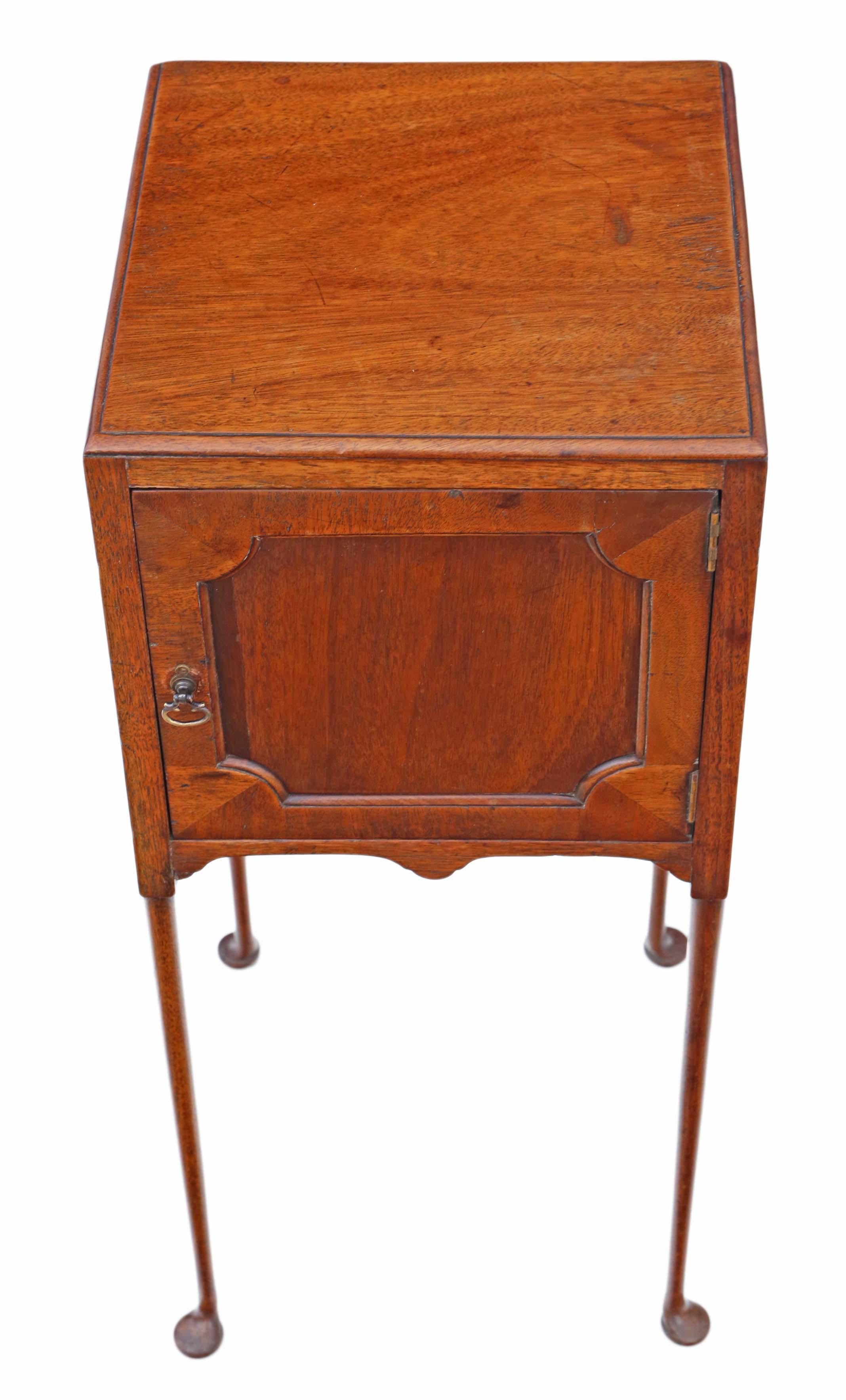 Antique Georgian, circa 1800-1820 mahogany bedside table or cupboard.
Great rare item, which is solid with no loose joints and no woodworm. Lovely long slender tapered legs with tiny pad feet.
Lovely color, age and patina.
Measures: 33 cm wide x