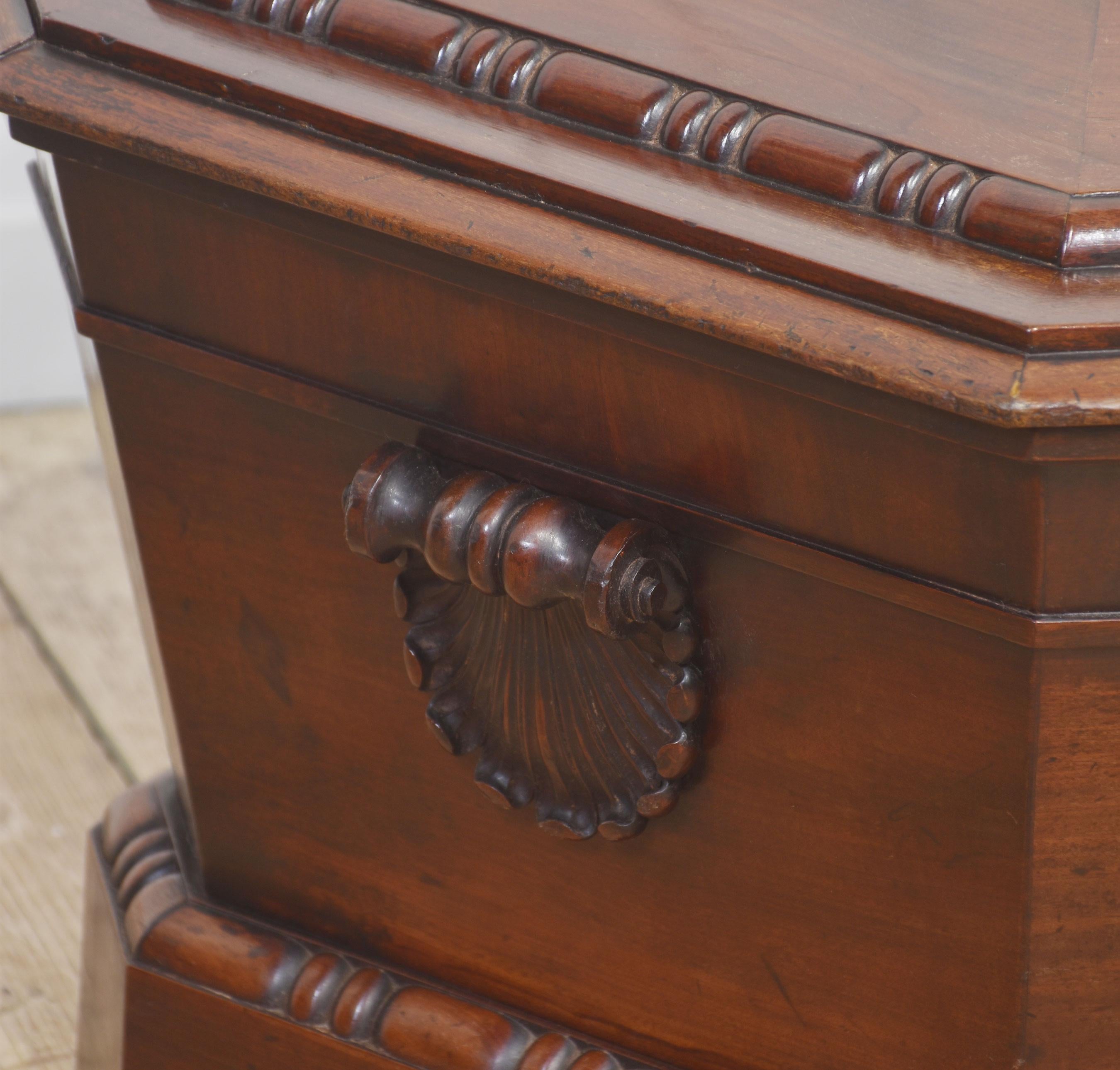 Georgian Mahogany Sarcophagus Cellarette In Good Condition For Sale In Cheshire, GB