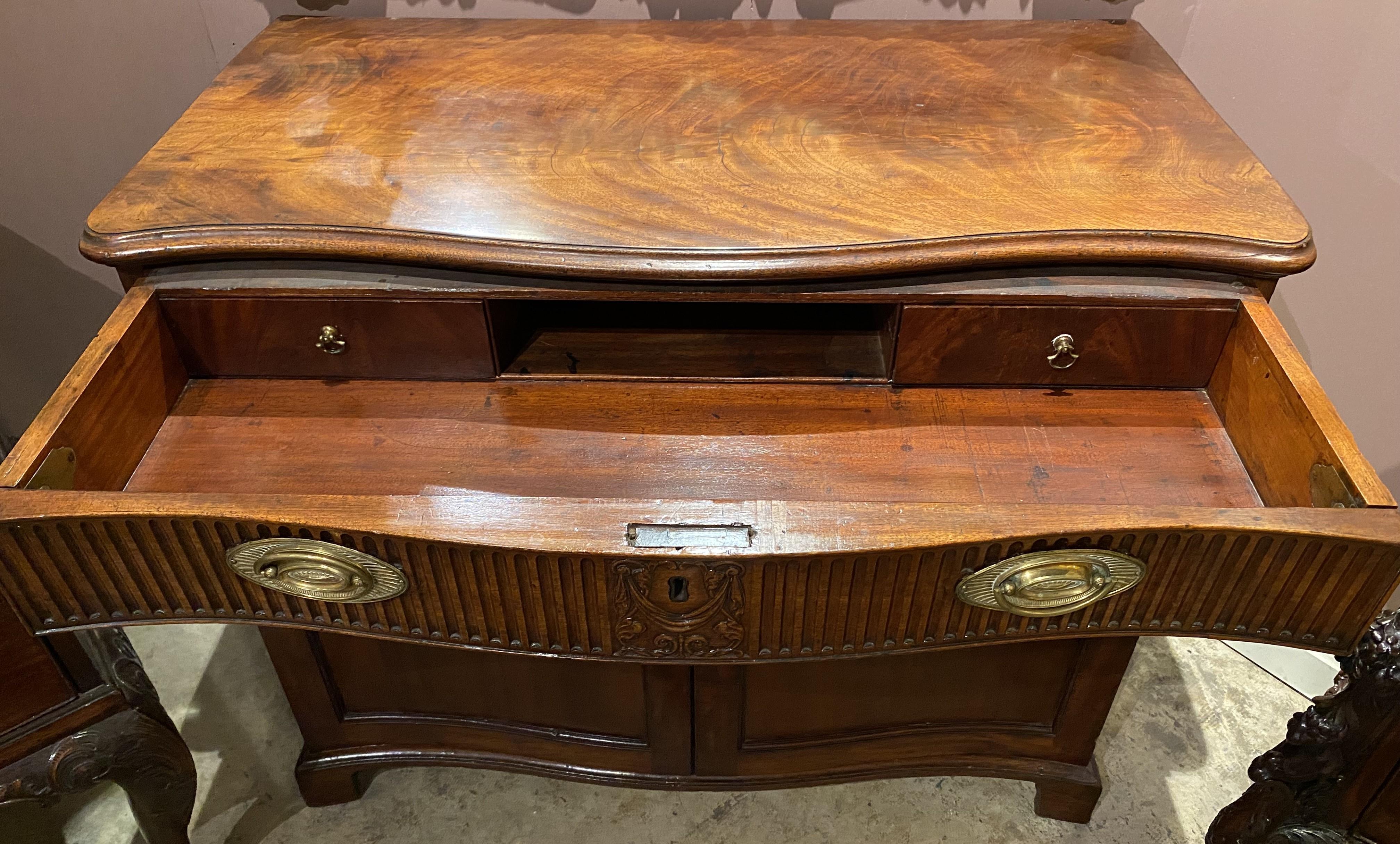 Georgian Mahogany Serpentine Butler’s Desk or Library Cabinet In Good Condition In Milford, NH
