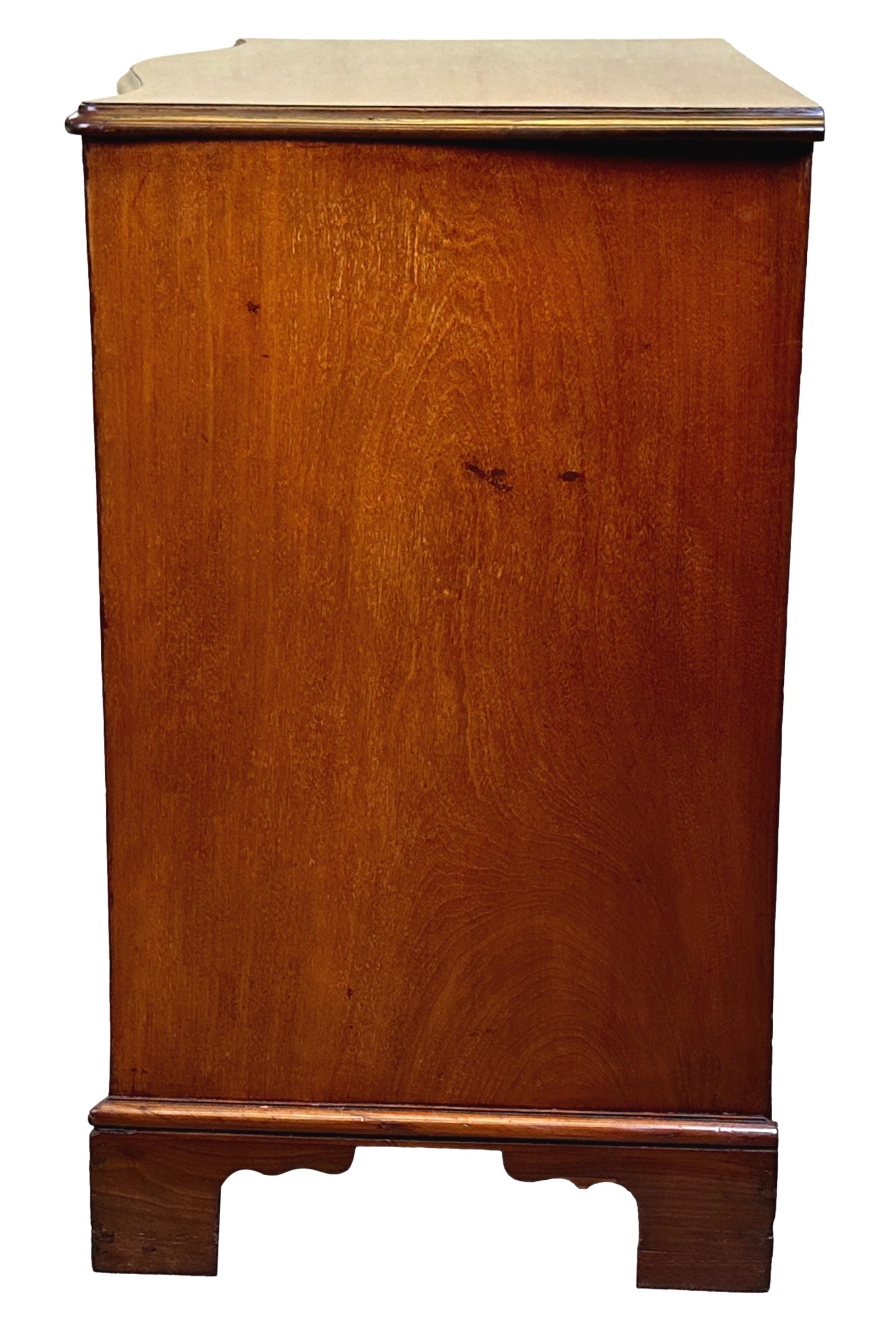 Georgian Mahogany Serpentine Chest Of Drawers For Sale 1