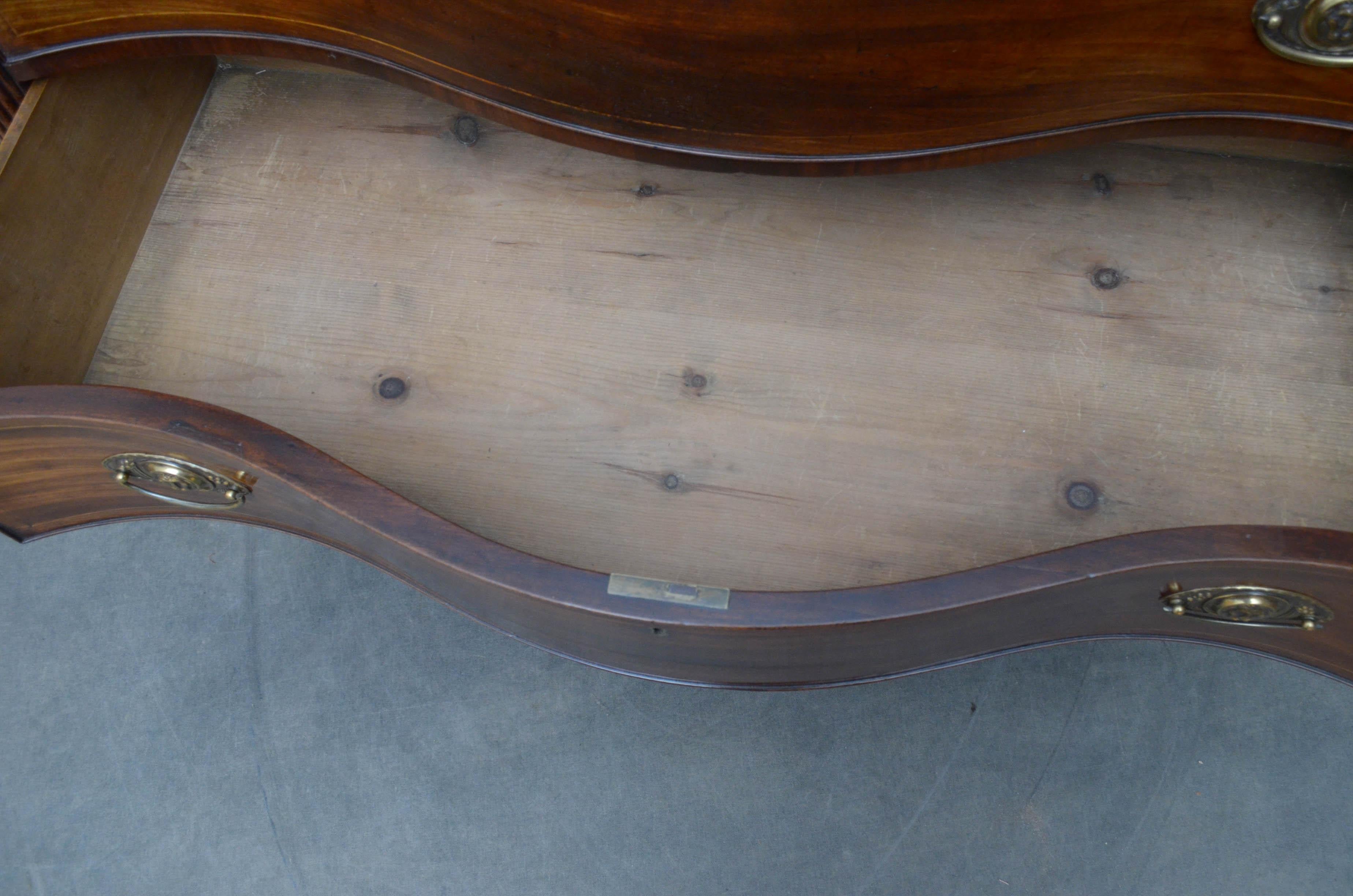 Early 19th Century Georgian Mahogany Serpentine Chest of Drawers