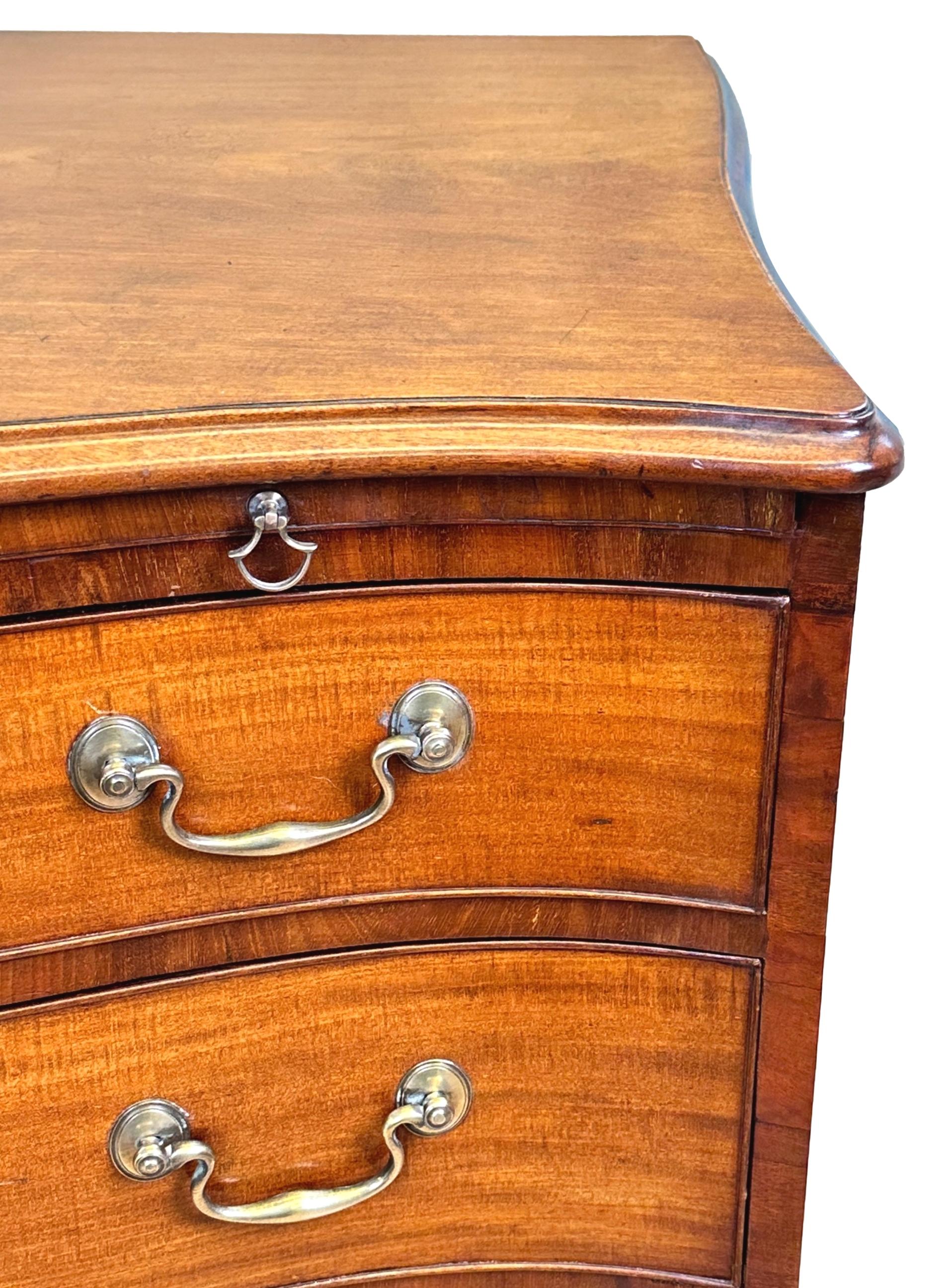 Georgian Mahogany Serpentine Chest Of Drawers For Sale 2