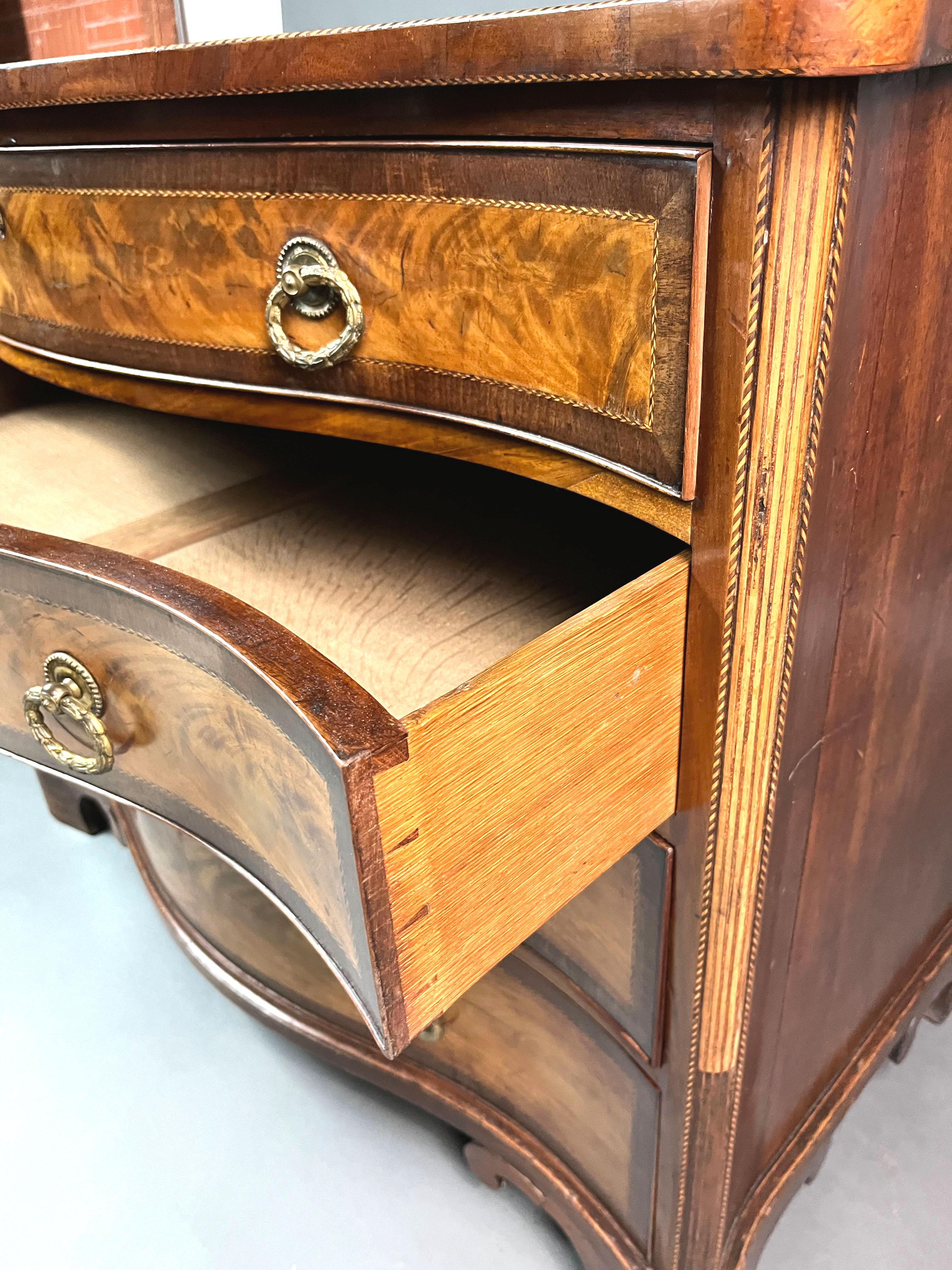 Sheraton Cassettiera a serpentina in mogano georgiano o commode in vendita