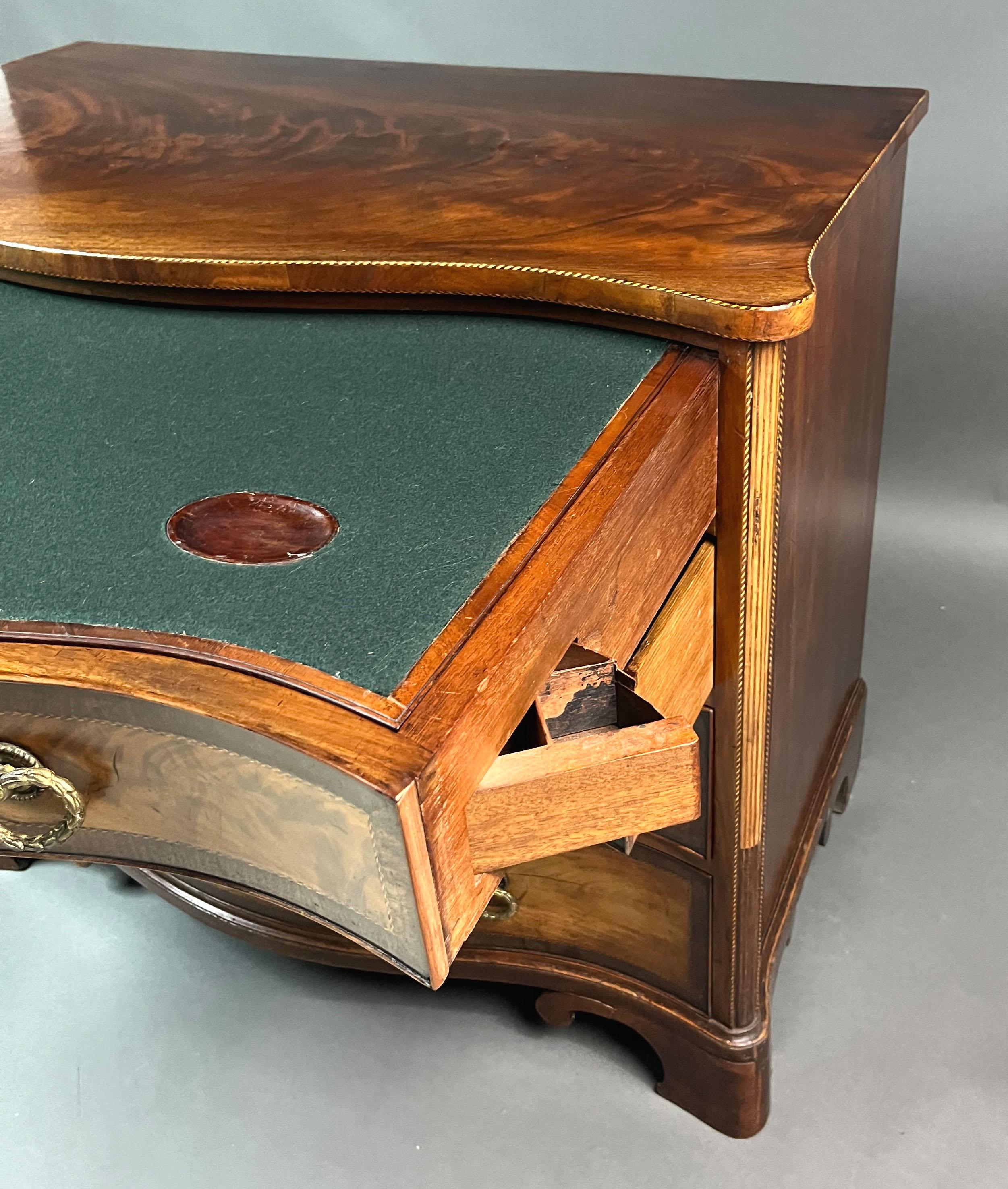 Inglese Cassettiera a serpentina in mogano georgiano o commode in vendita
