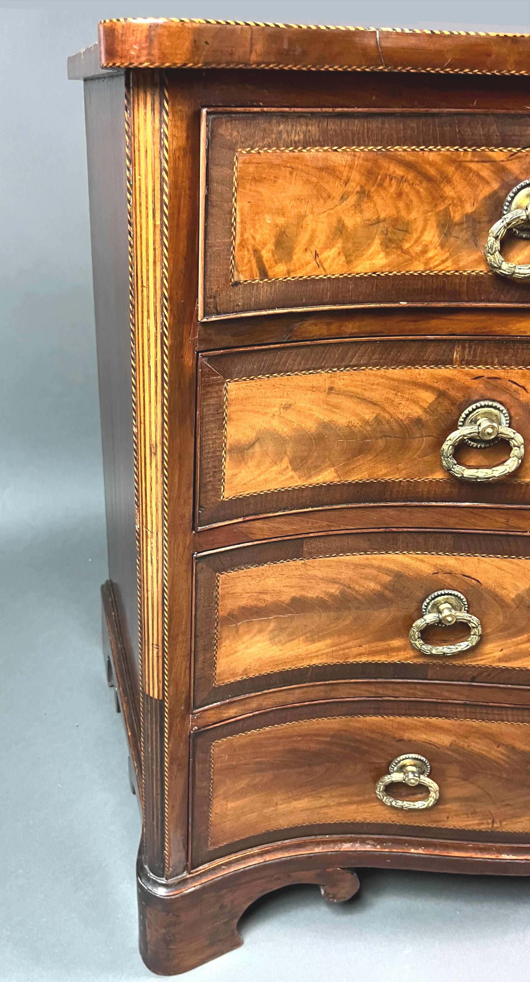 Impiallacciato Cassettiera a serpentina in mogano georgiano o commode in vendita