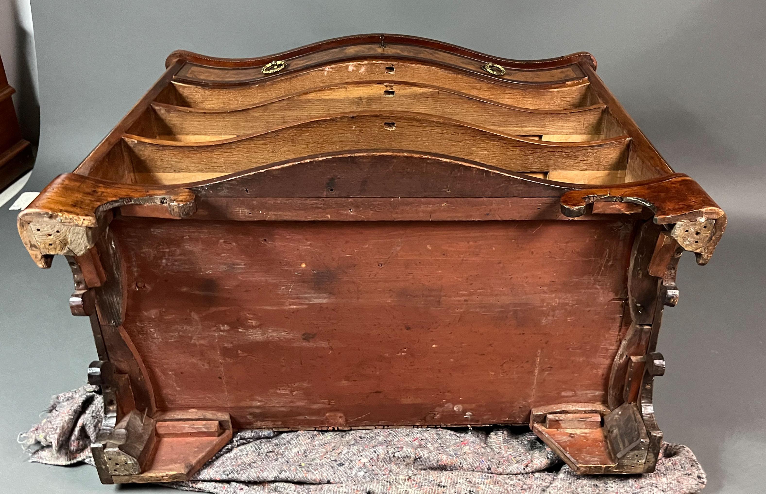 XVIII secolo Cassettiera a serpentina in mogano georgiano o commode in vendita