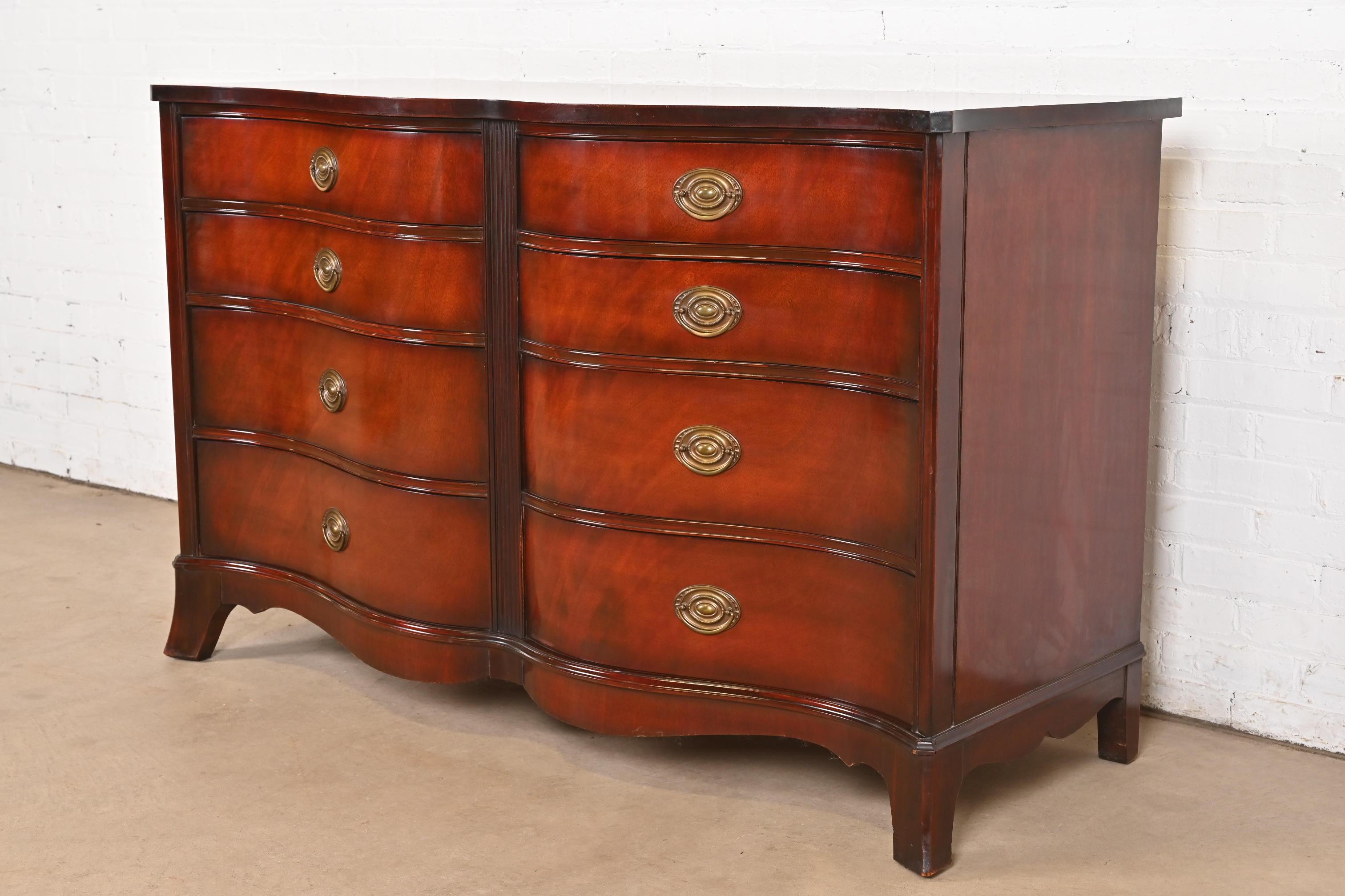Georgian Mahogany Serpentine Front Eight Drawer Dresser by White Furniture In Good Condition For Sale In South Bend, IN