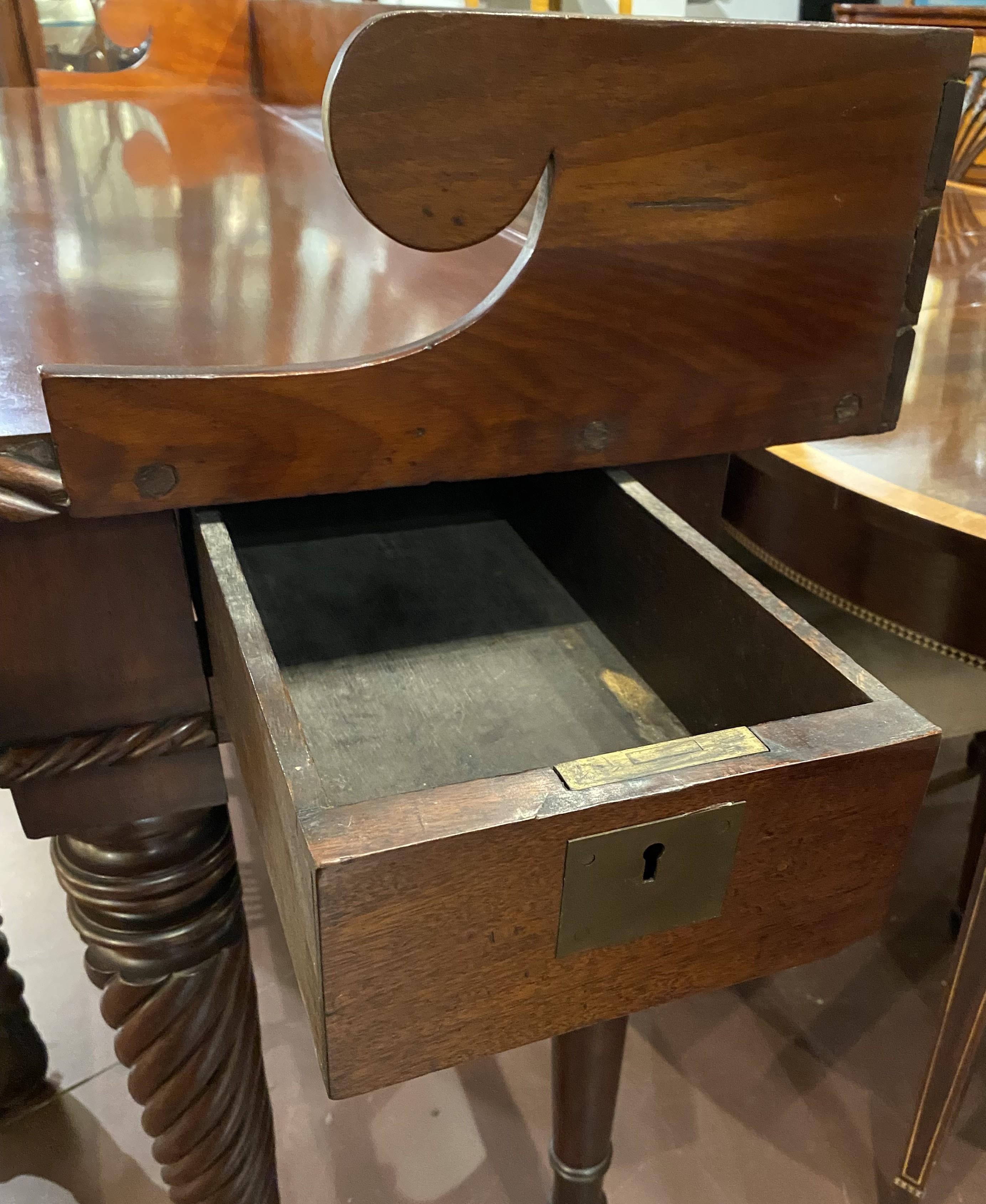 Georgian Mahogany Server with Shaped Splash Rail and Gadrooned Edge Top For Sale 2