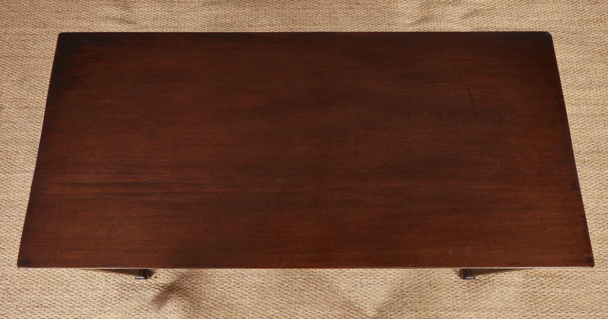 Sehr schöne georgianische Mahagoni Serviertisch in der Art von Thomas Chippendale, die schön patiniert oben mit quer gebändert Rand, über kannelierte Schürze, die quadratischen konischen Beinen mit geschnitzten Patera gekrönt und ähnlich kanneliert