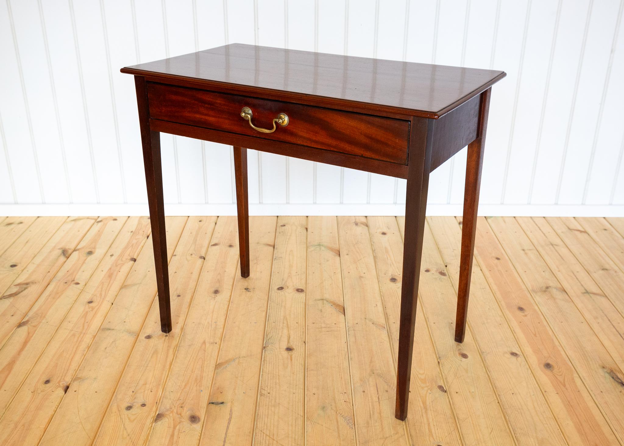 Une table d'appoint ou console en acajou géorgien très attrayante, utile et polyvalente, de bonne qualité et en bel état d'ancienneté. Fabriquée en Angleterre au début du XIXe siècle, cette table au charme discret conviendrait parfaitement à divers