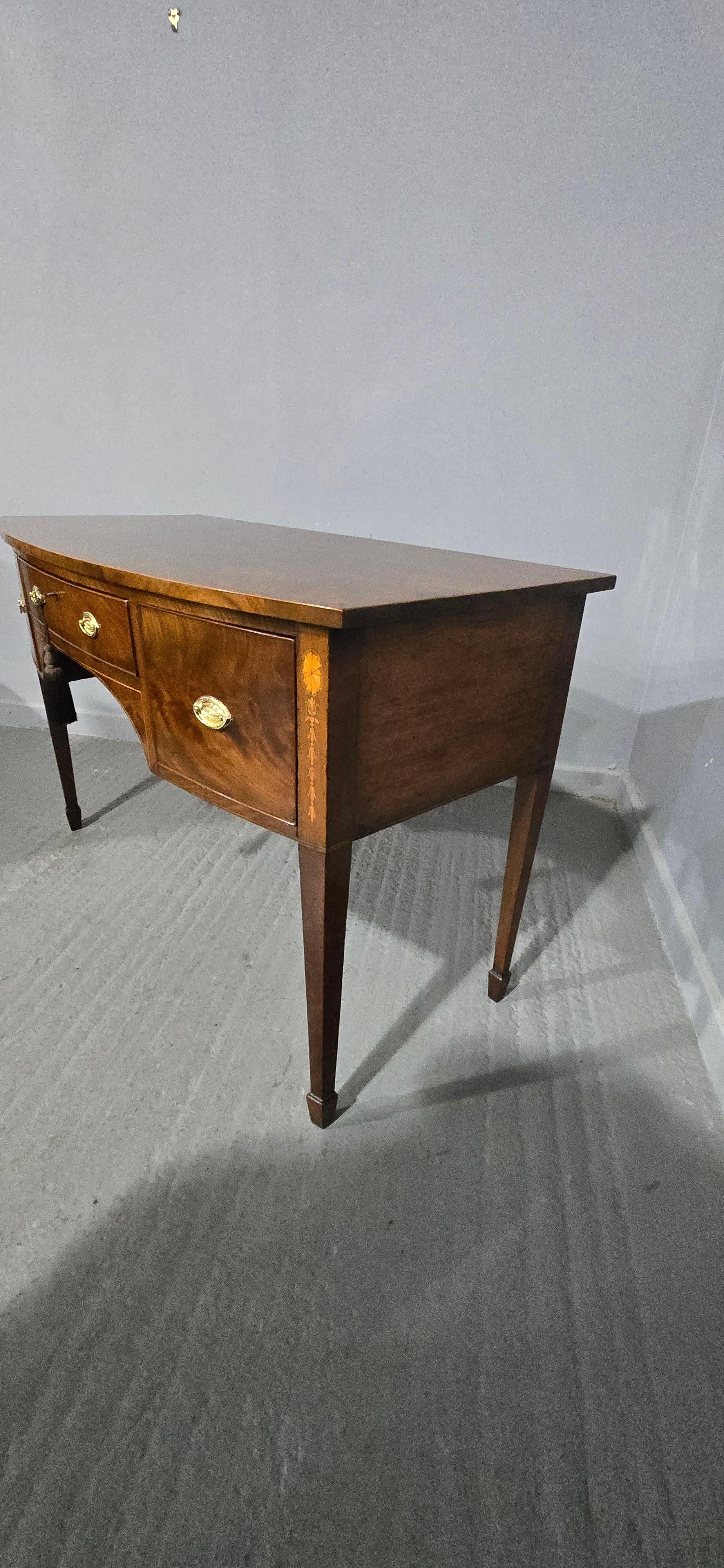 Georgian Mahogany Sideboard of Small Proportions in vendita 3