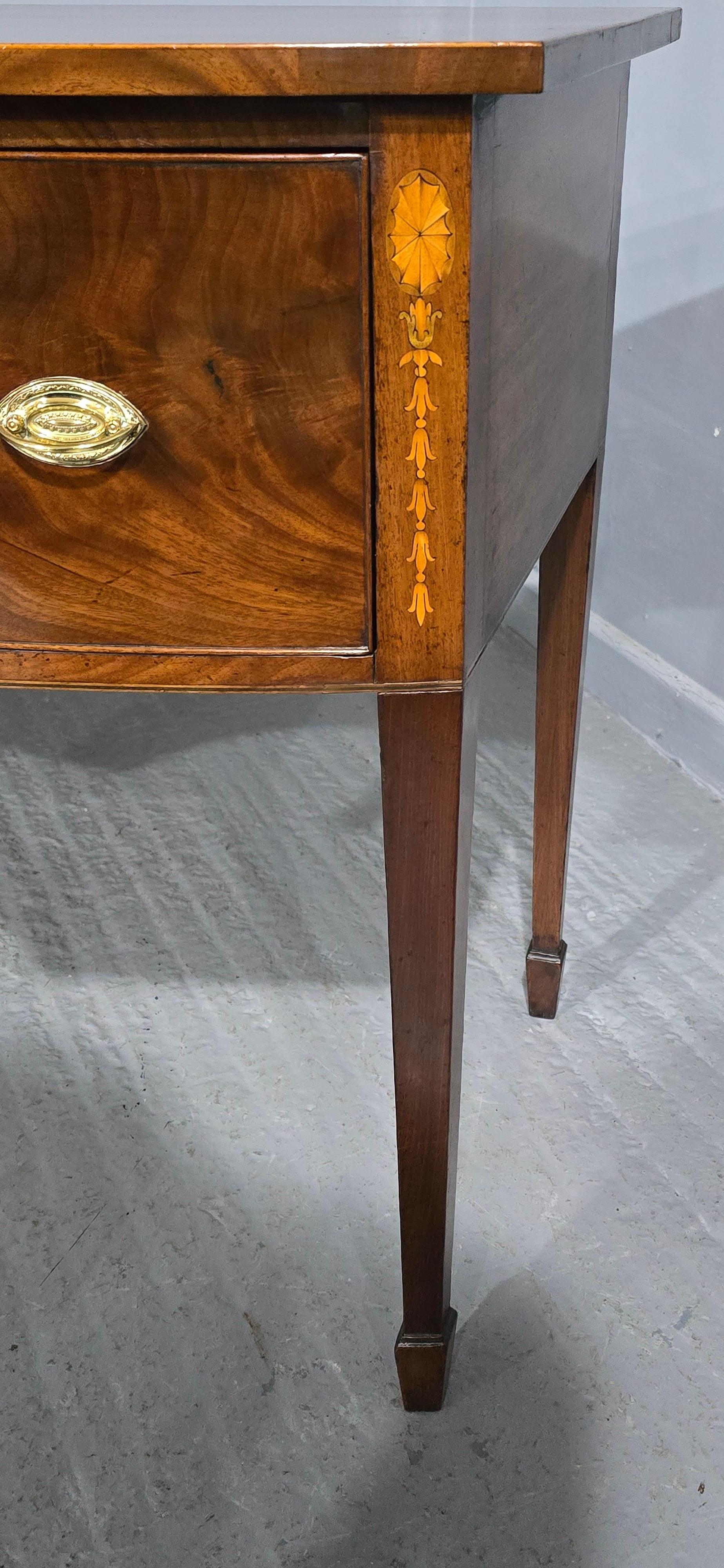 Inglese Georgian Mahogany Sideboard of Small Proportions in vendita