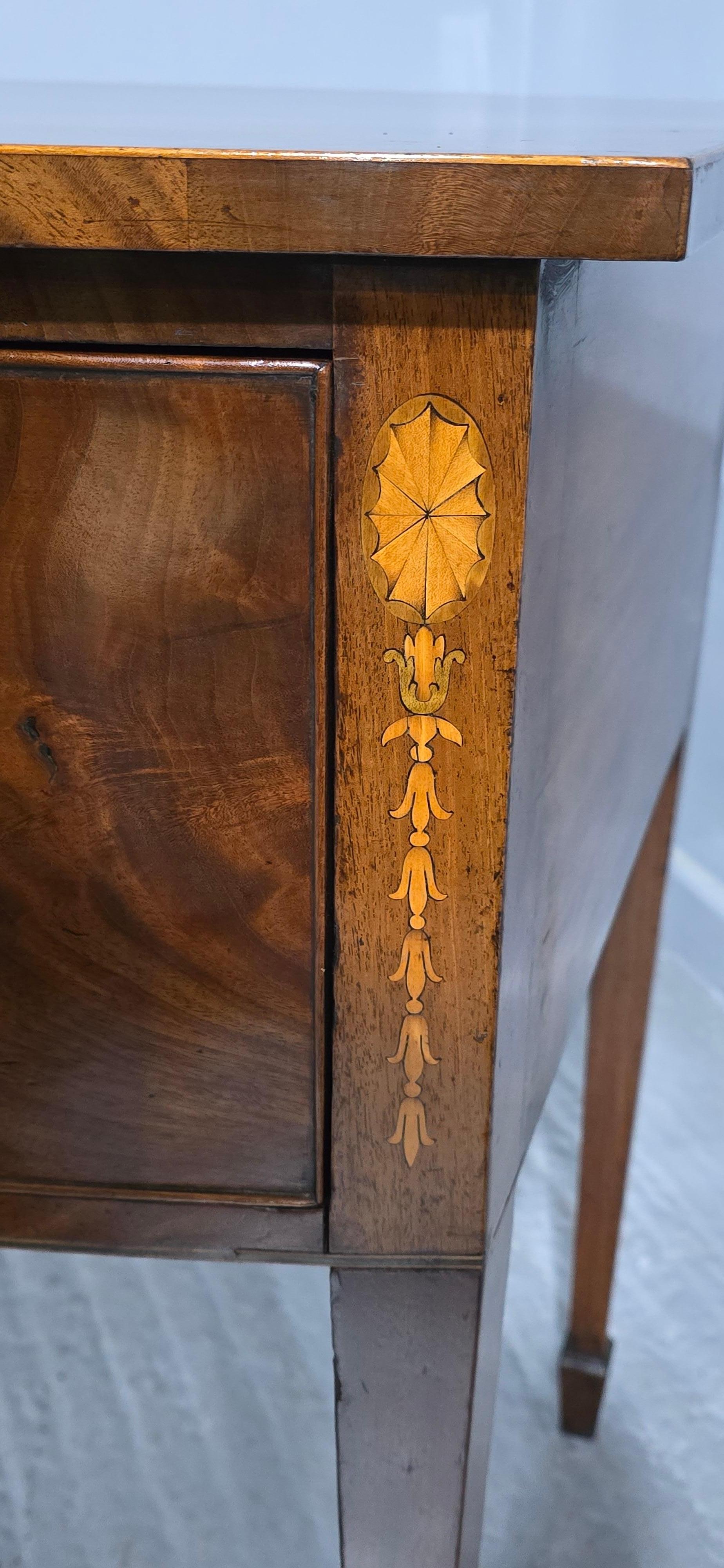 Georgian Mahogany Sideboard of Small Proportions In condizioni buone in vendita a Swadlincote, GB