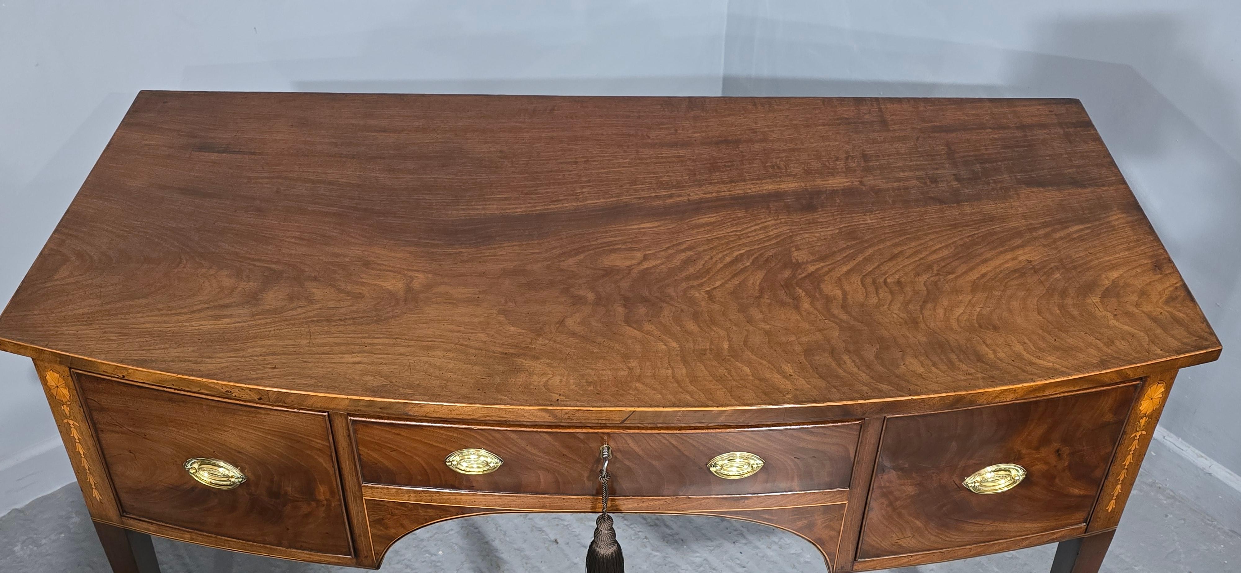 Georgian Mahogany Sideboard of Small Proportions in vendita 1