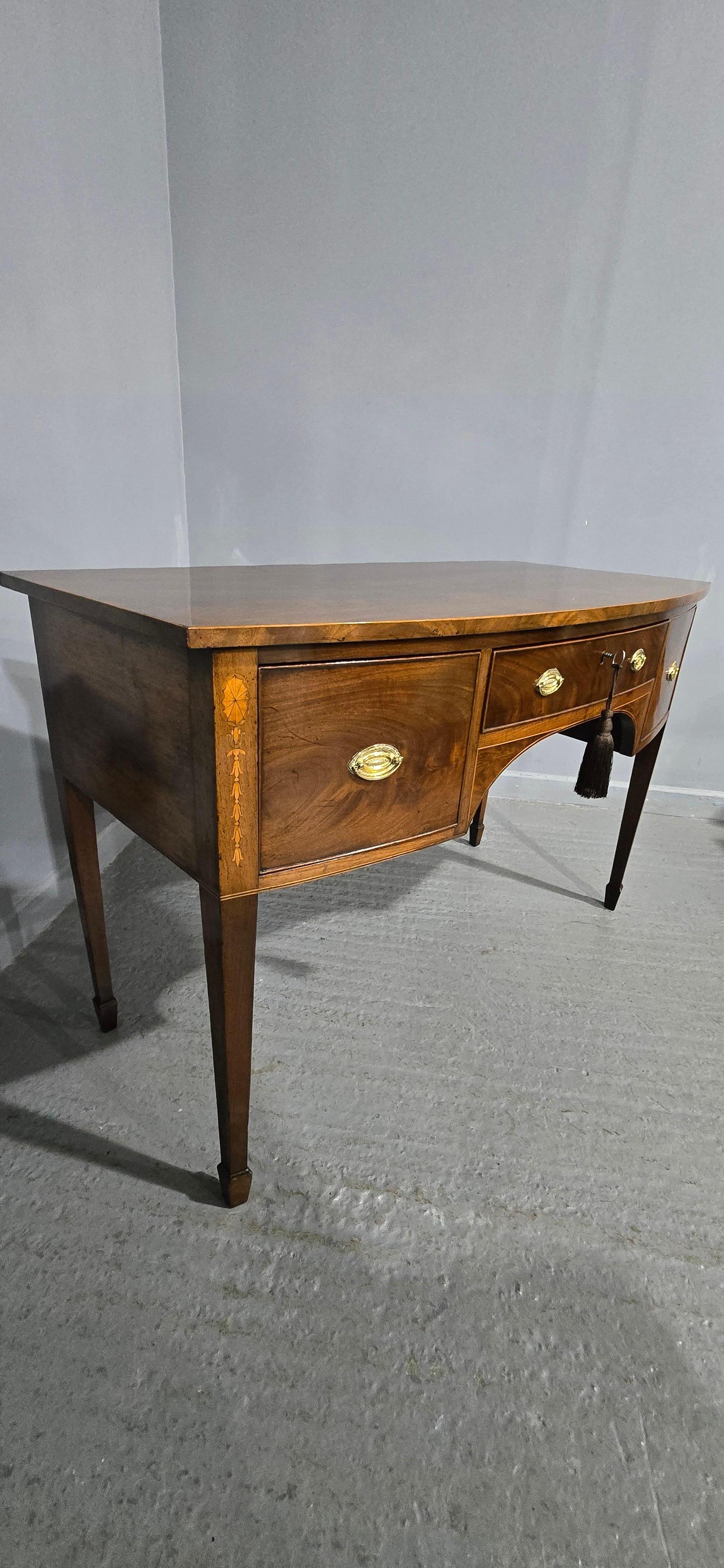 Georgian Mahogany Sideboard of Small Proportions in vendita 2