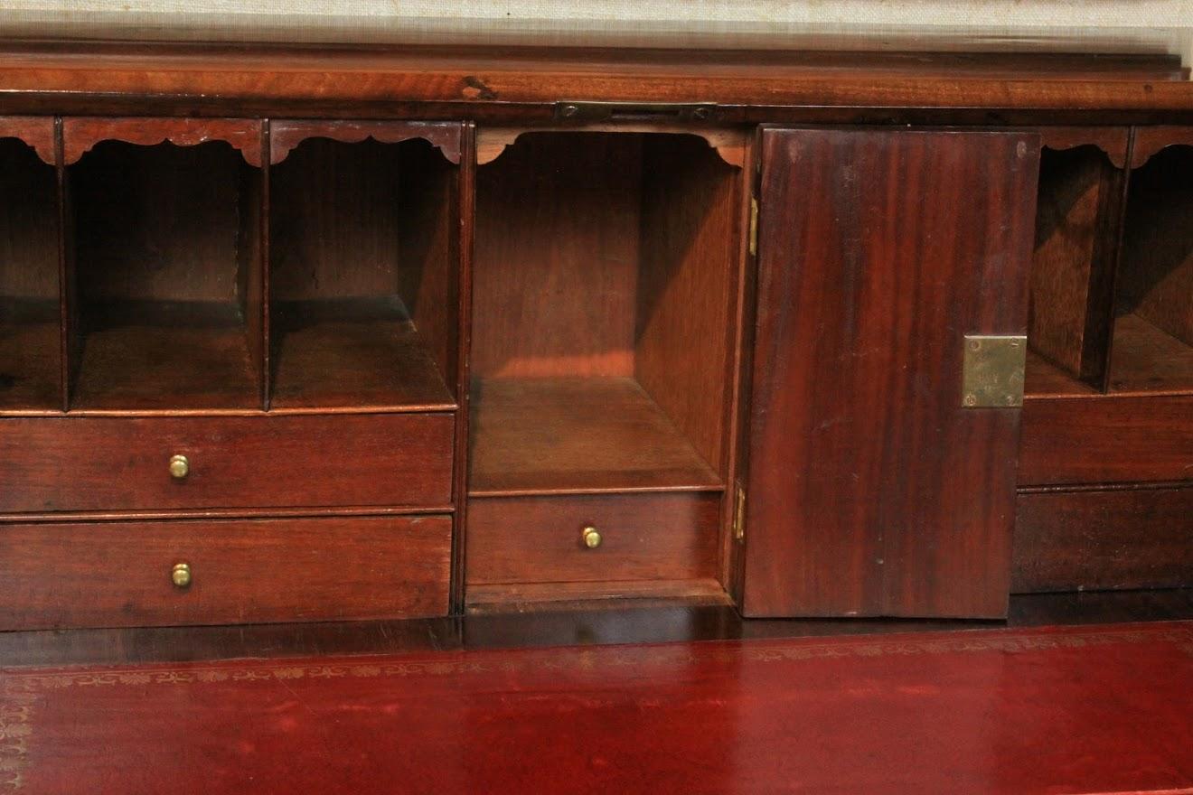 Georgianisches Mahagoni-Büro-/Schreibtisch mit schräger Front im Angebot 9