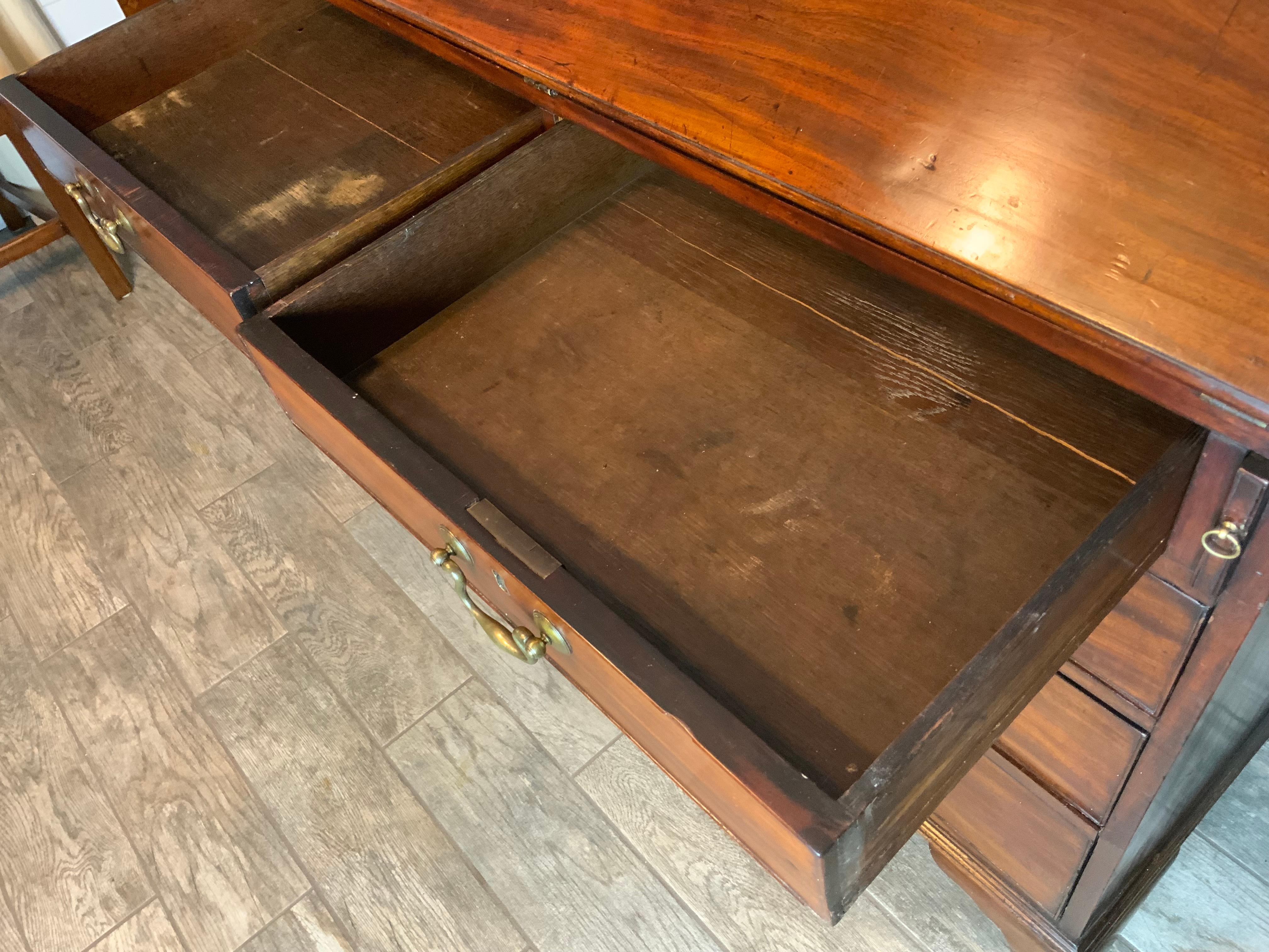 Georgianischer Mahagoni-Schreibtisch mit schräger Front. im Angebot 8
