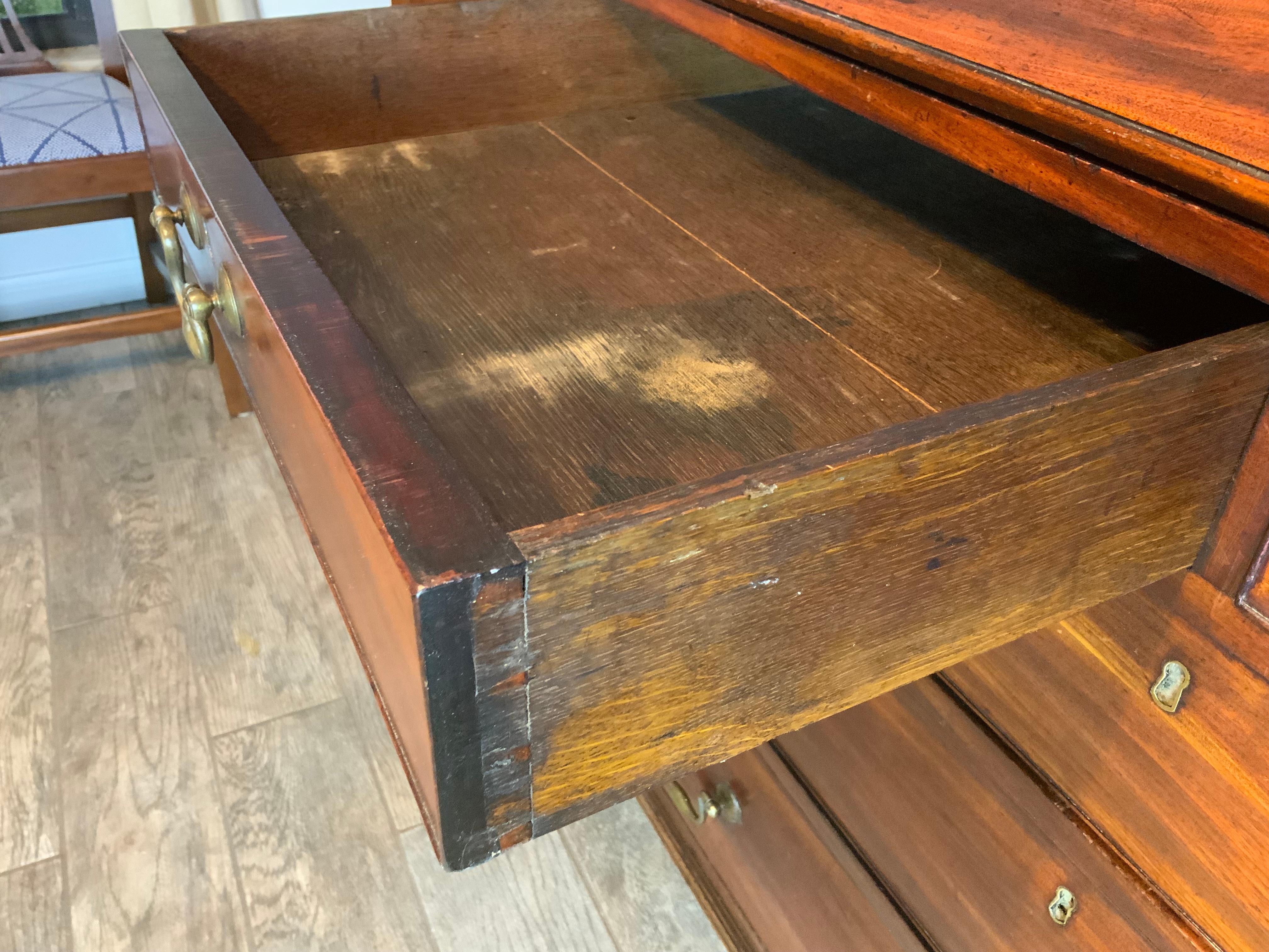 Georgianischer Mahagoni-Schreibtisch mit schräger Front. im Angebot 9