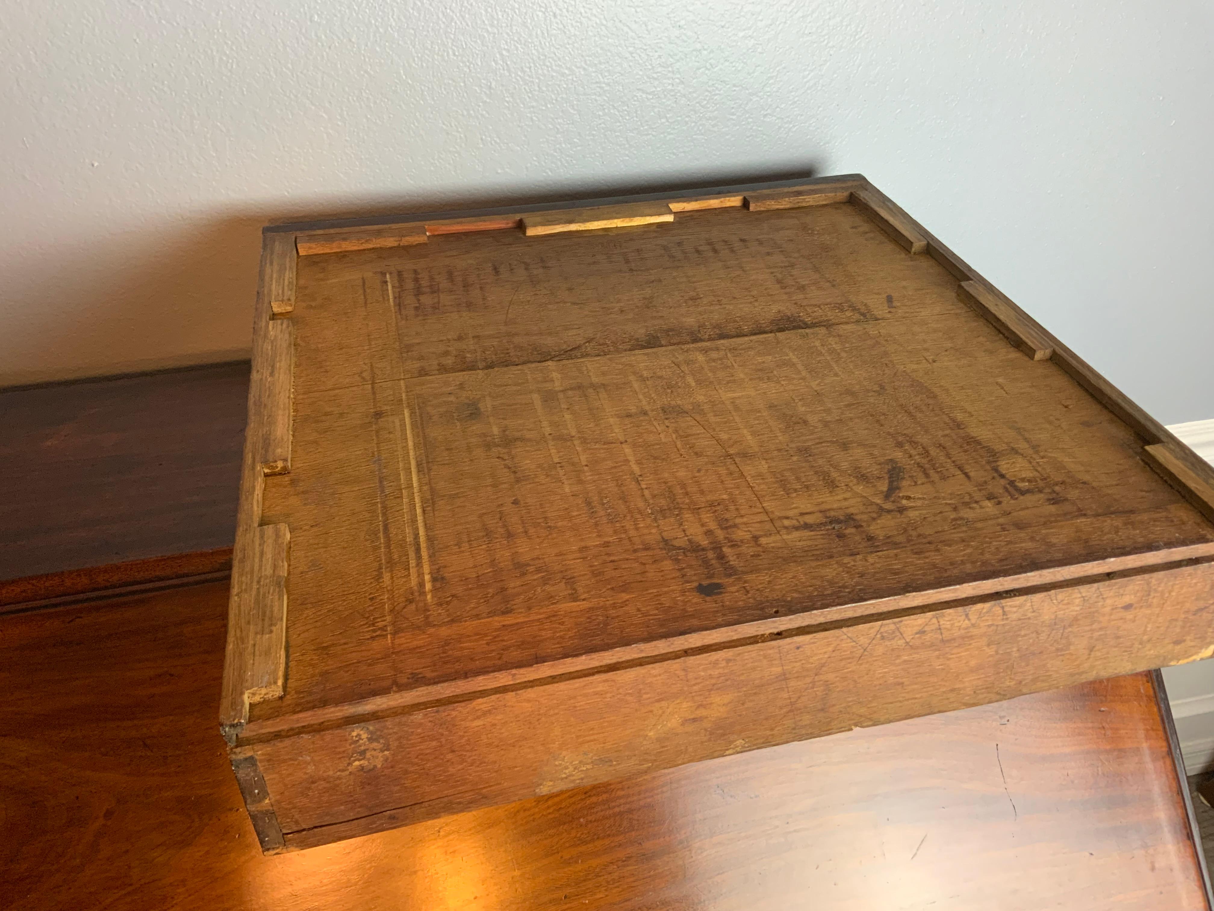Georgianischer Mahagoni-Schreibtisch mit schräger Front. im Angebot 10