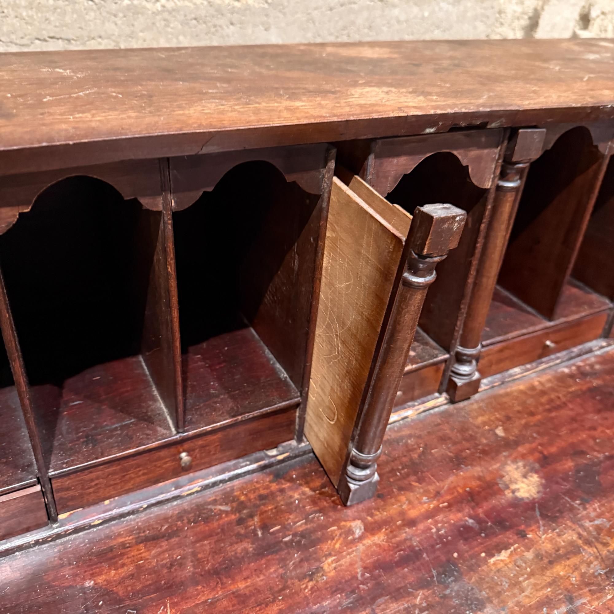 Georgian Mahogany Slant Front Secretary Desk Adam Style Slant-Front Bureau In condizioni deteriorate in vendita a Chula Vista, CA