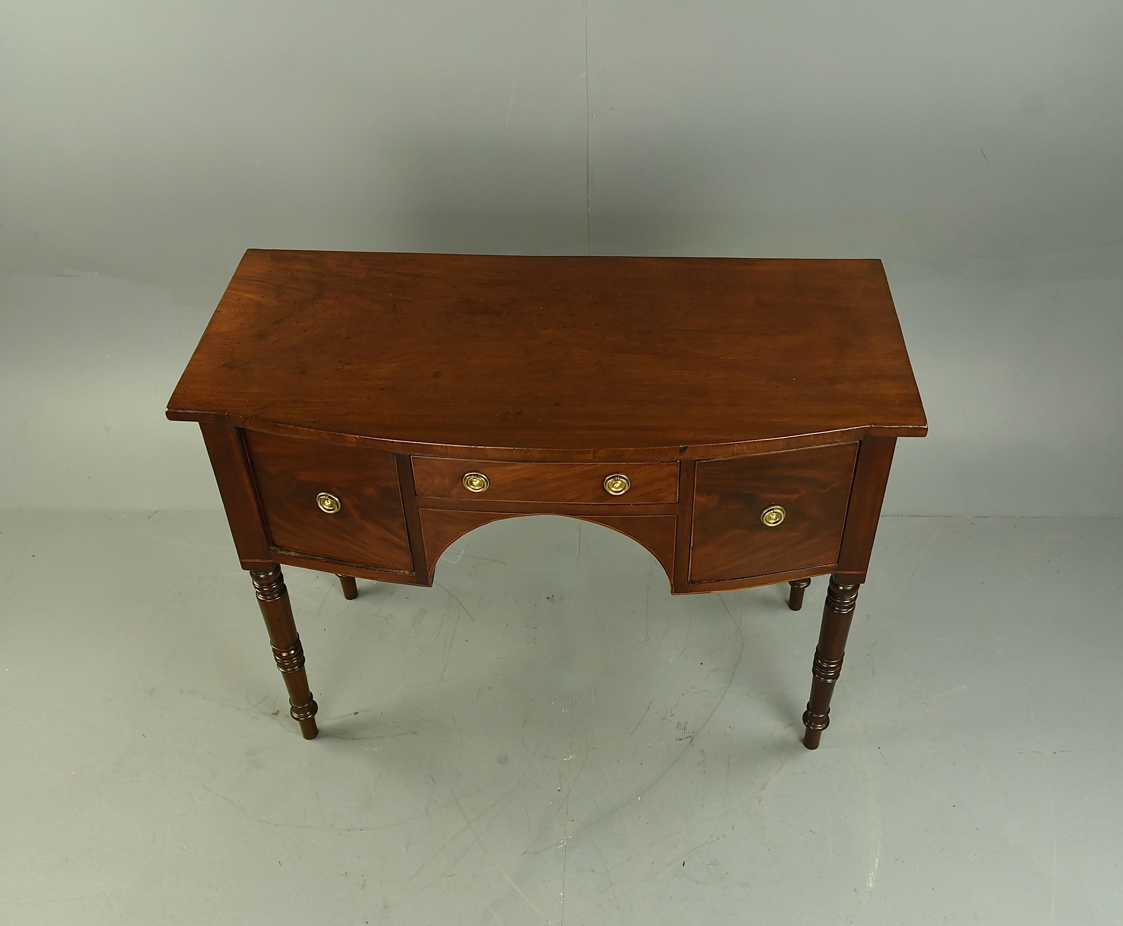 Georgian mahogany small sideboard In Good Condition In Chelmsford, GB