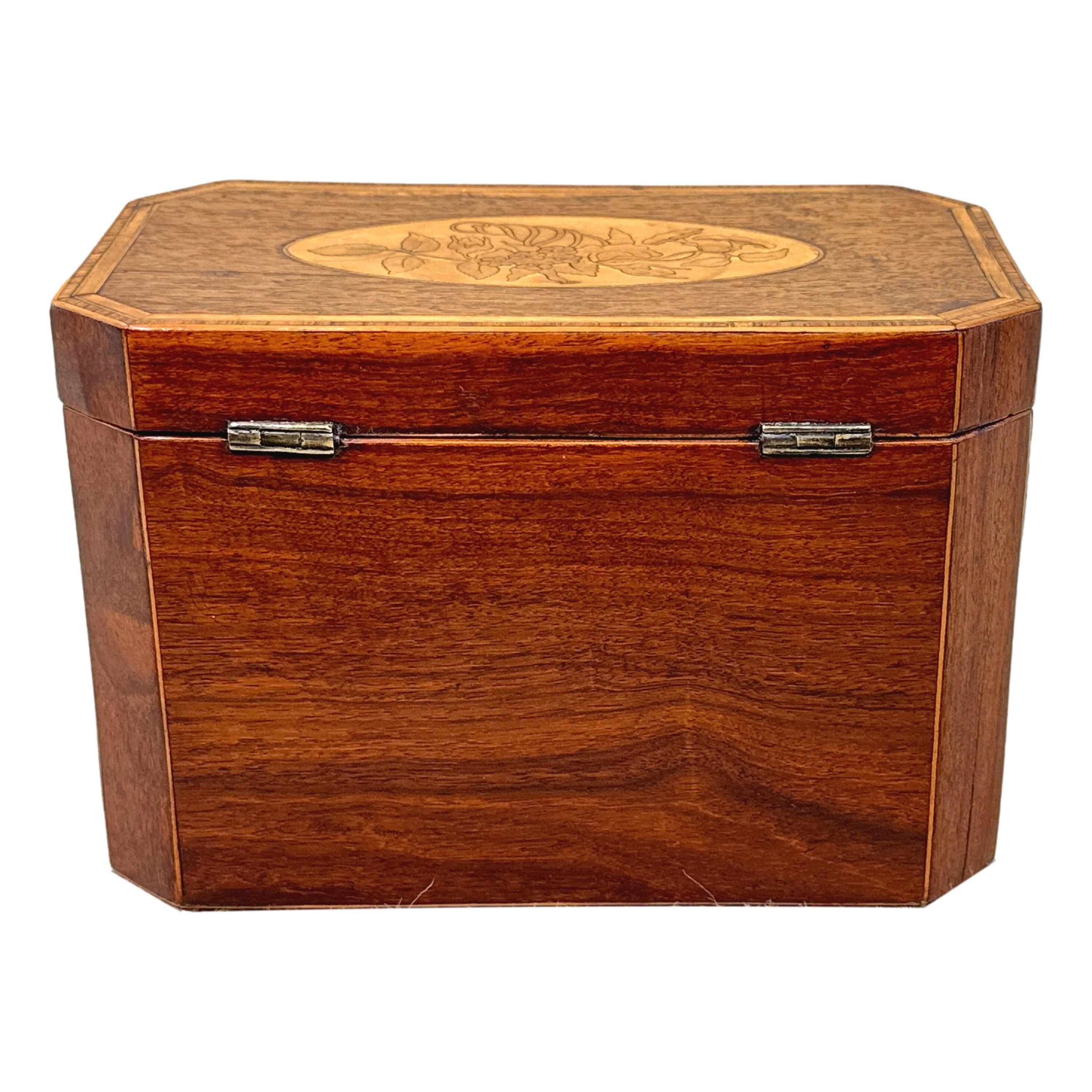 Caja de té georgiana de caoba con incrustaciones florales en venta 3