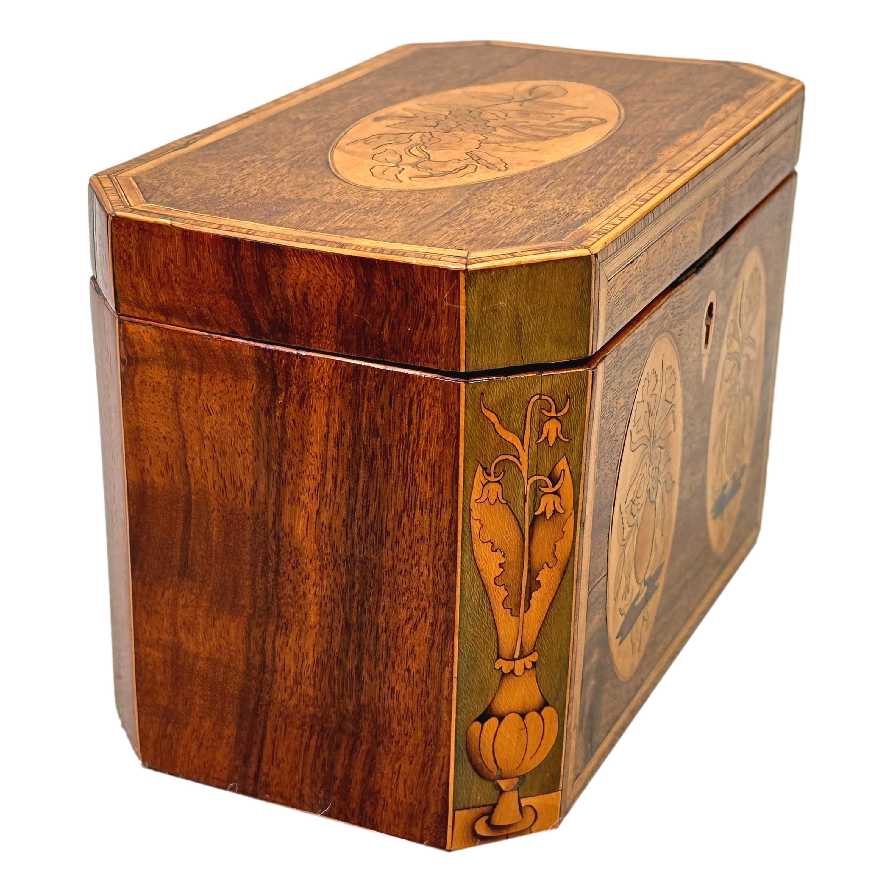 Caja de Té de Caoba de Fina Calidad de la Época de Jorge III, Finales del Siglo XVIII, De Forma Octogonal, Con Tapa Levadiza Que Encierra Dos Divisiones Con Tapa Y Excepcionales Incrustaciones Florales En Los Paneles Ovalados De La Parte Superior,