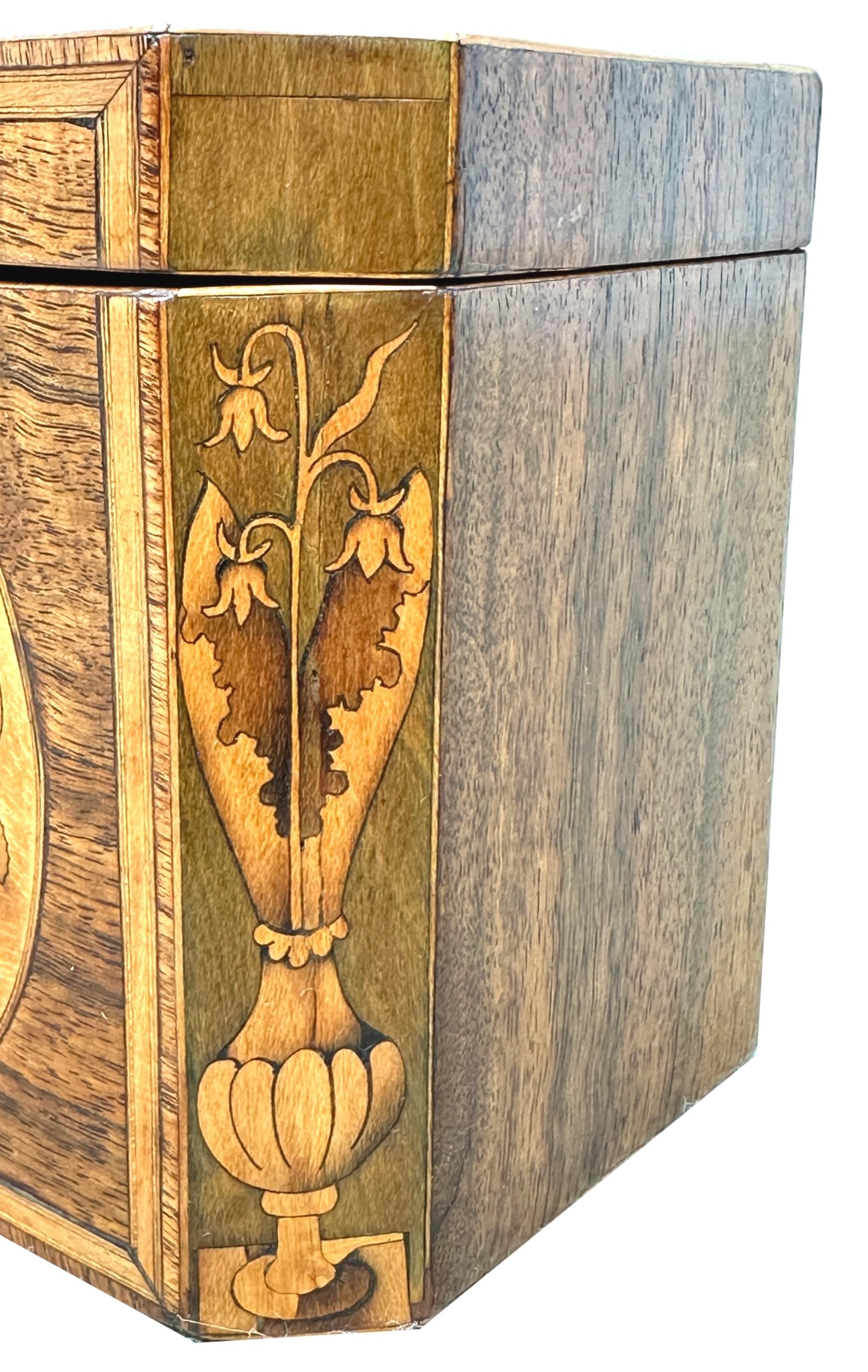 Caja de té georgiana de caoba con incrustaciones florales siglo XVIII en venta