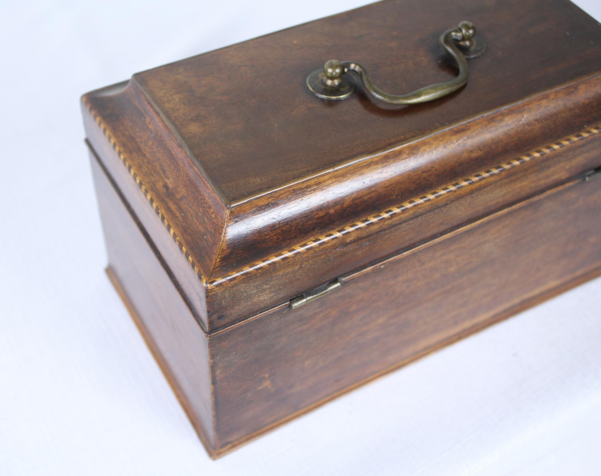 Georgian Mahogany Tea Caddy with Satinwood and Ebony Inlaid Stringing In Good Condition In Port Chester, NY
