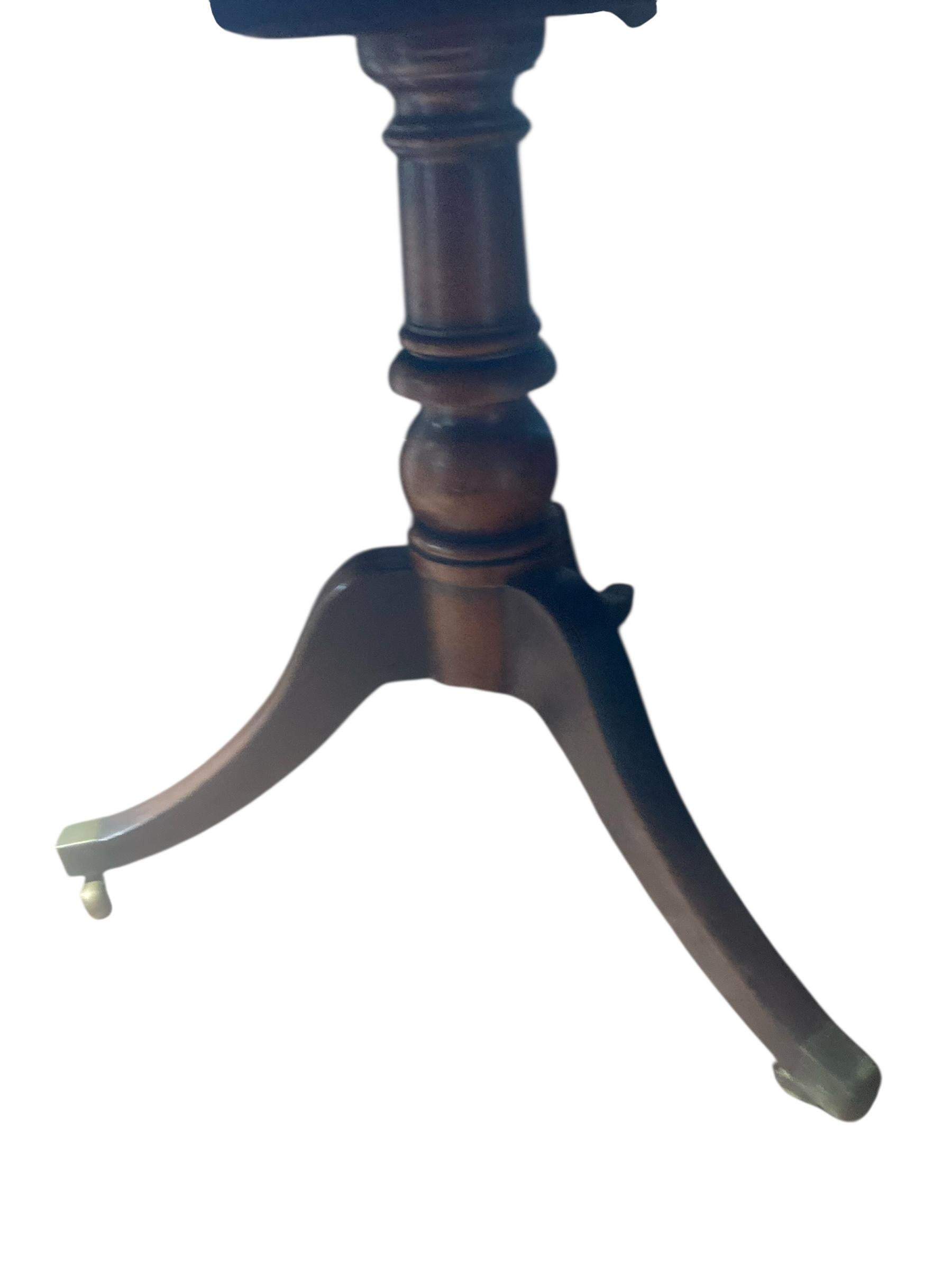 Victorien Table géorgienne en acajou à plateau basculant sur roulettes en laiton en vente