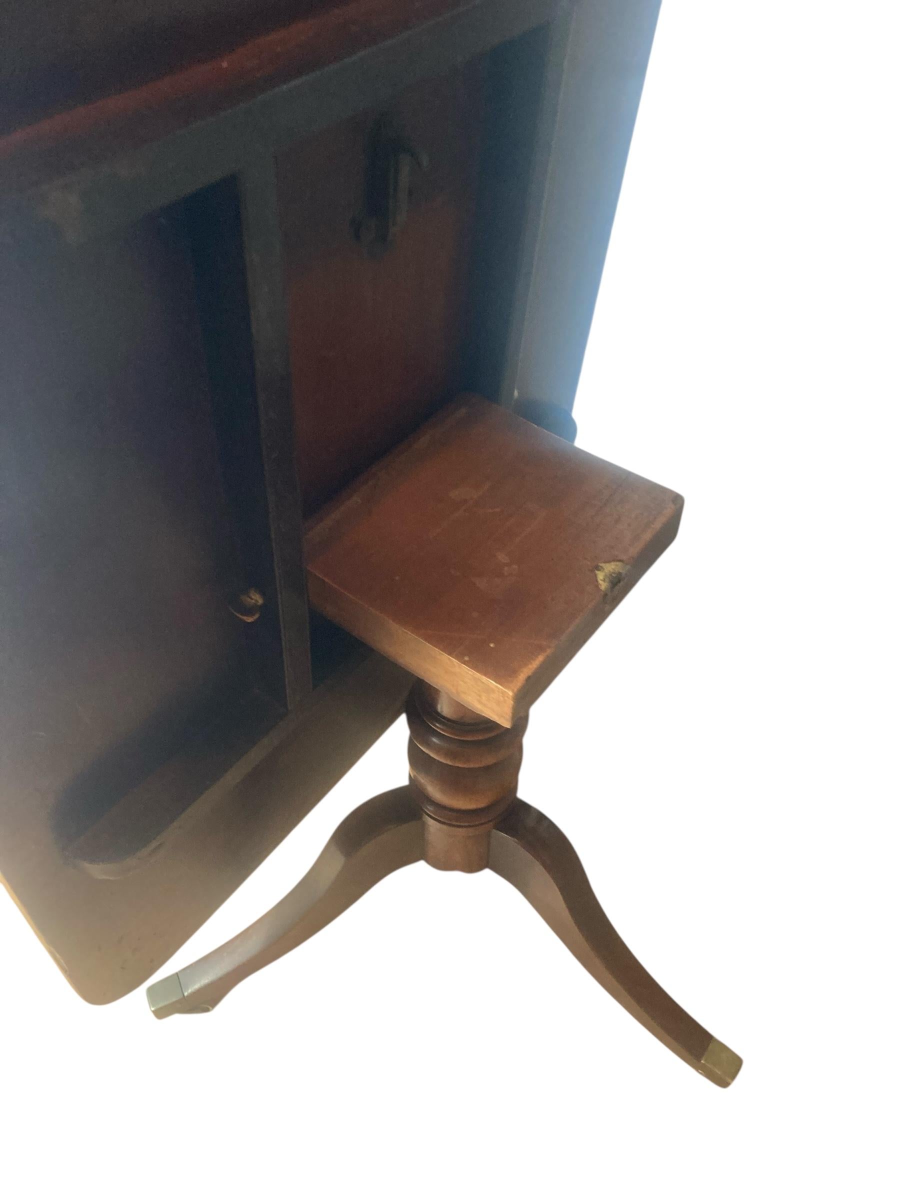 Table géorgienne en acajou à plateau basculant sur roulettes en laiton Bon état - En vente à Bishop's Stortford, GB