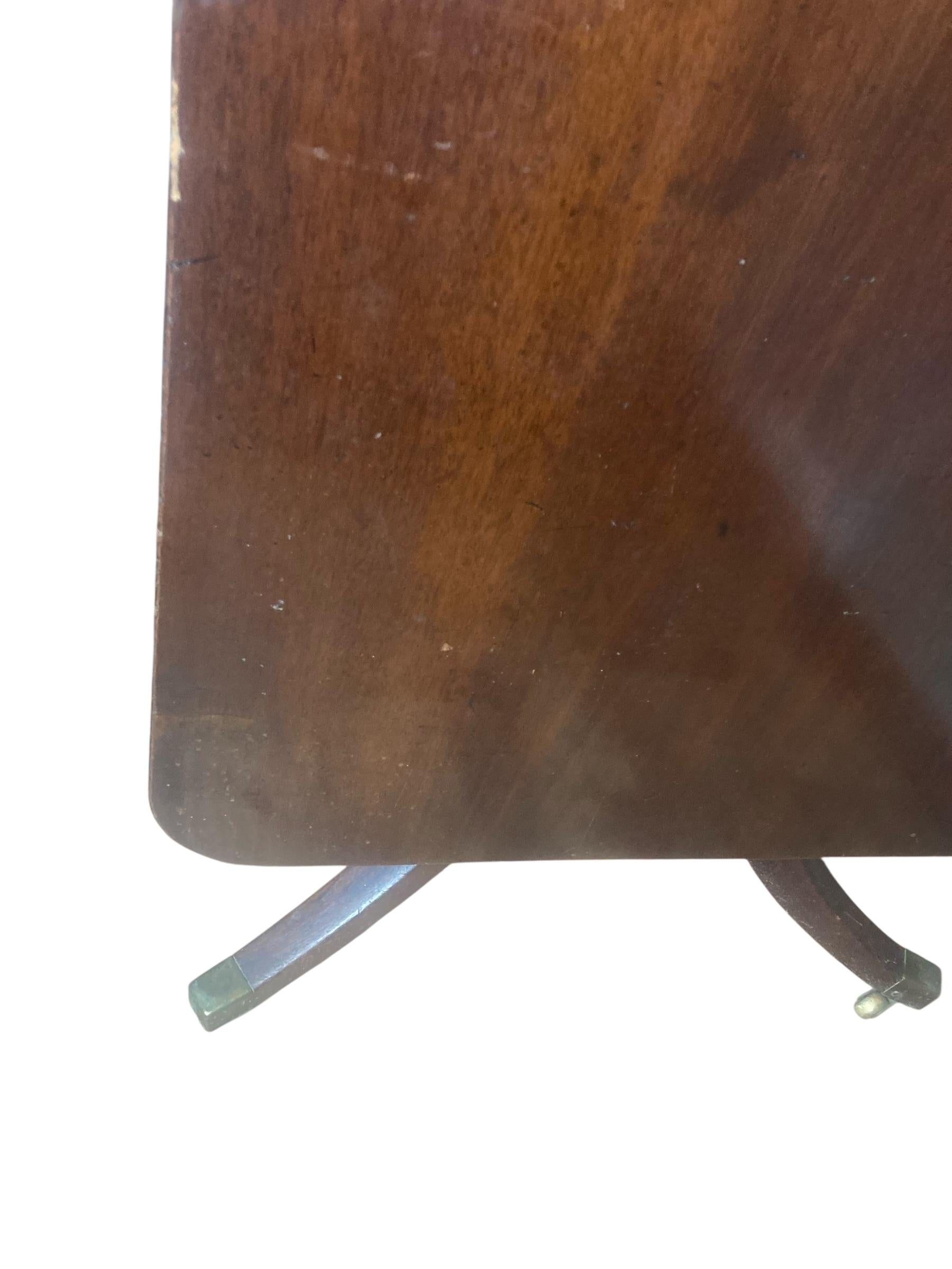 XIXe siècle Table géorgienne en acajou à plateau basculant sur roulettes en laiton en vente