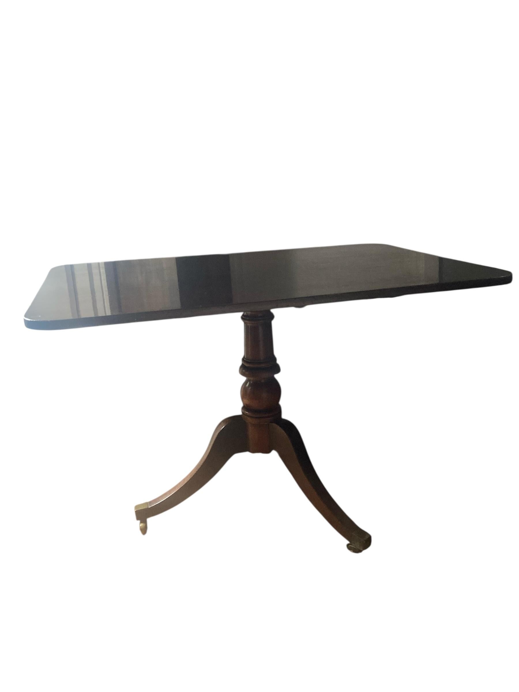 Acajou Table géorgienne en acajou à plateau basculant sur roulettes en laiton en vente